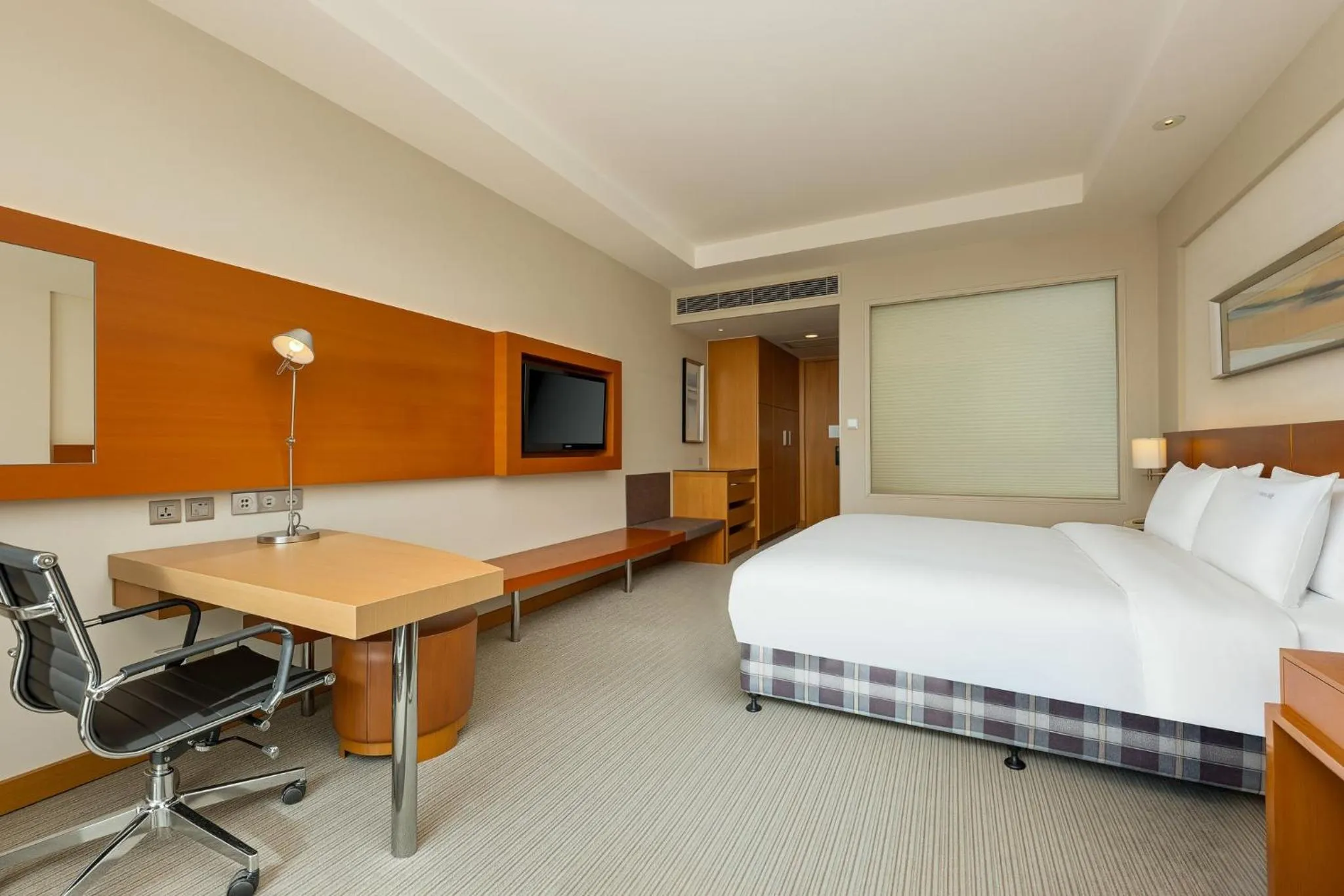 Photo of the whole room, Bed in Holiday Inn Shanghai Pudong Kangqiao by IHG