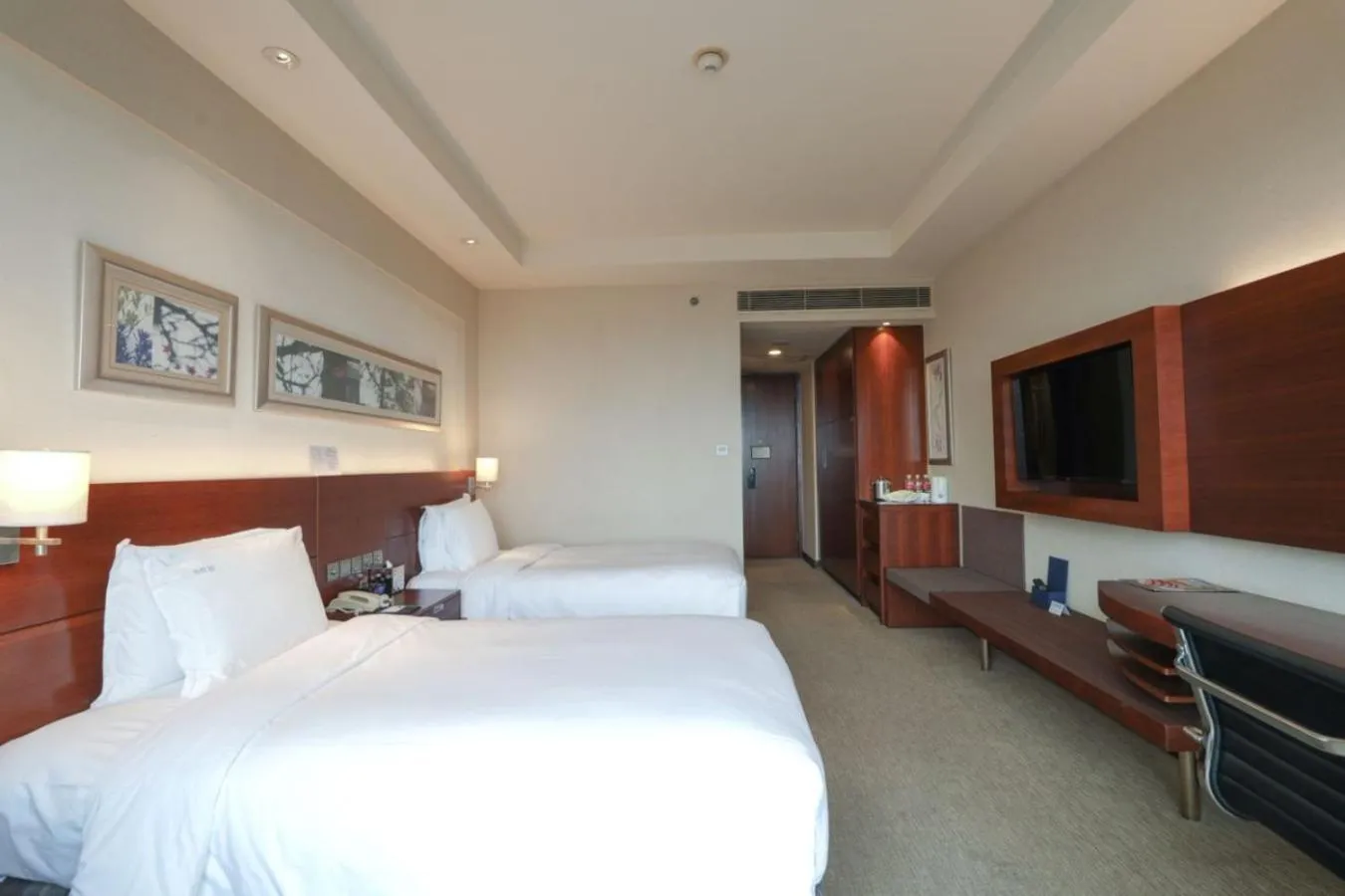 Communal lounge/ TV room, Bed in Holiday Inn Shanghai Pudong Kangqiao by IHG - Free shuttle bus to Disney land, Ins Swimming Pool