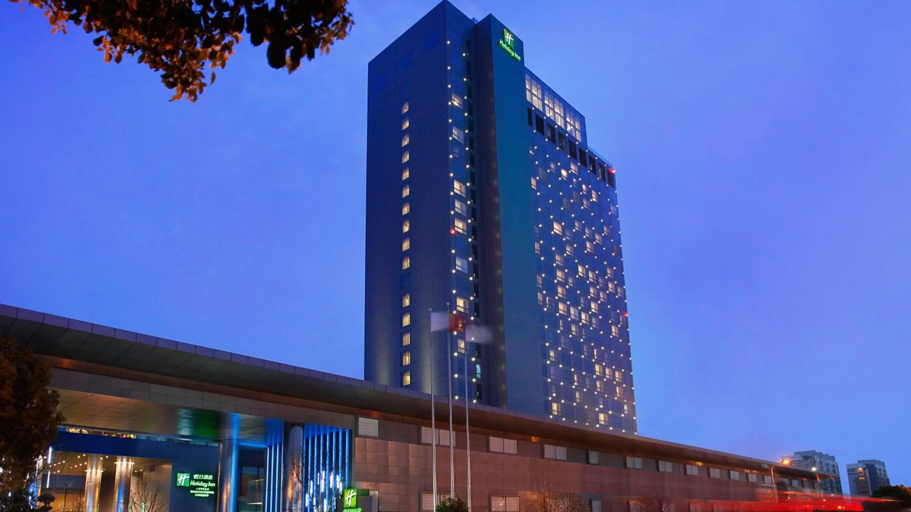 Property building in Holiday Inn Shanghai Pudong Kangqiao by IHG - Free shuttle bus to Disney land, Ins Swimming Pool Property building in Holiday Inn Shanghai Pudong Kangqiao by IHG - Free shuttle bus to Disney land, Ins Swimming Pool