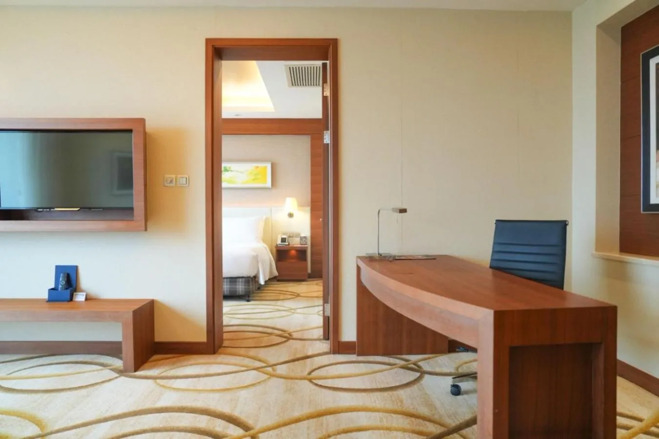 Communal lounge/ TV room, Bed in Holiday Inn Shanghai Pudong Kangqiao by IHG - Free shuttle bus to Disney land, Ins Swimming Pool