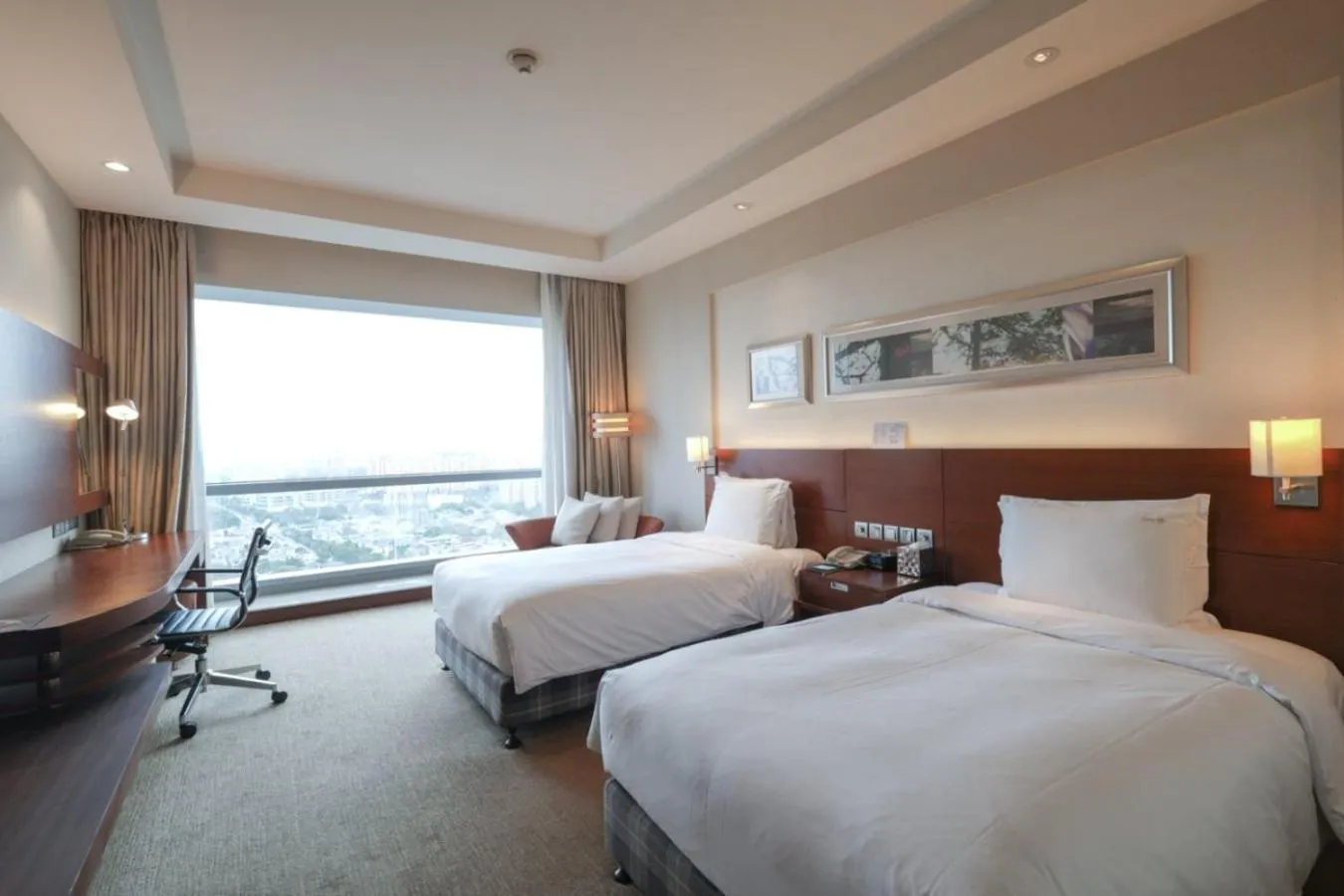 Bed in Holiday Inn Shanghai Pudong Kangqiao by IHG - Free shuttle bus to Disney land, Ins Swimming Pool