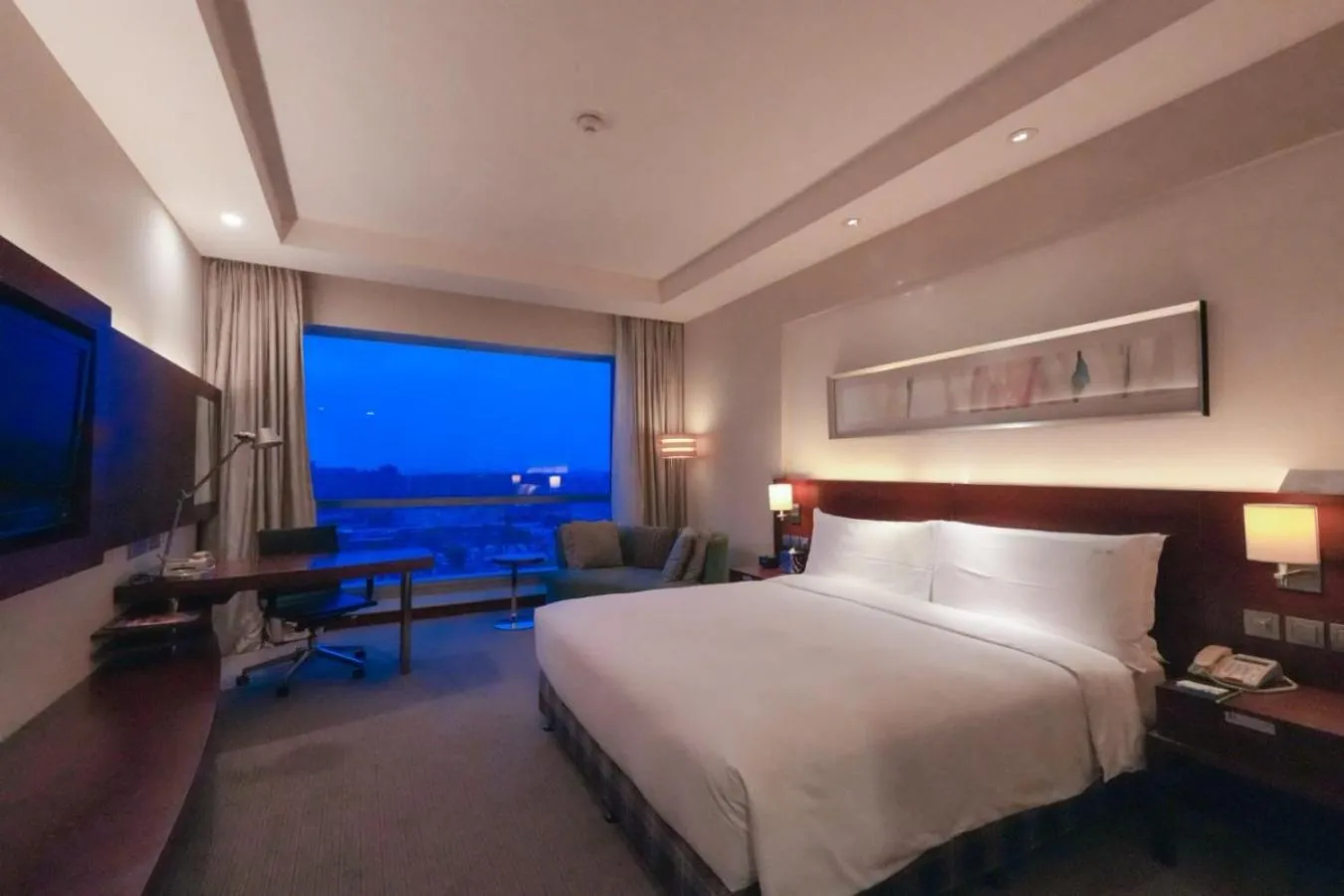 Bed in Holiday Inn Shanghai Pudong Kangqiao by IHG - Free shuttle bus to Disney land, Ins Swimming Pool