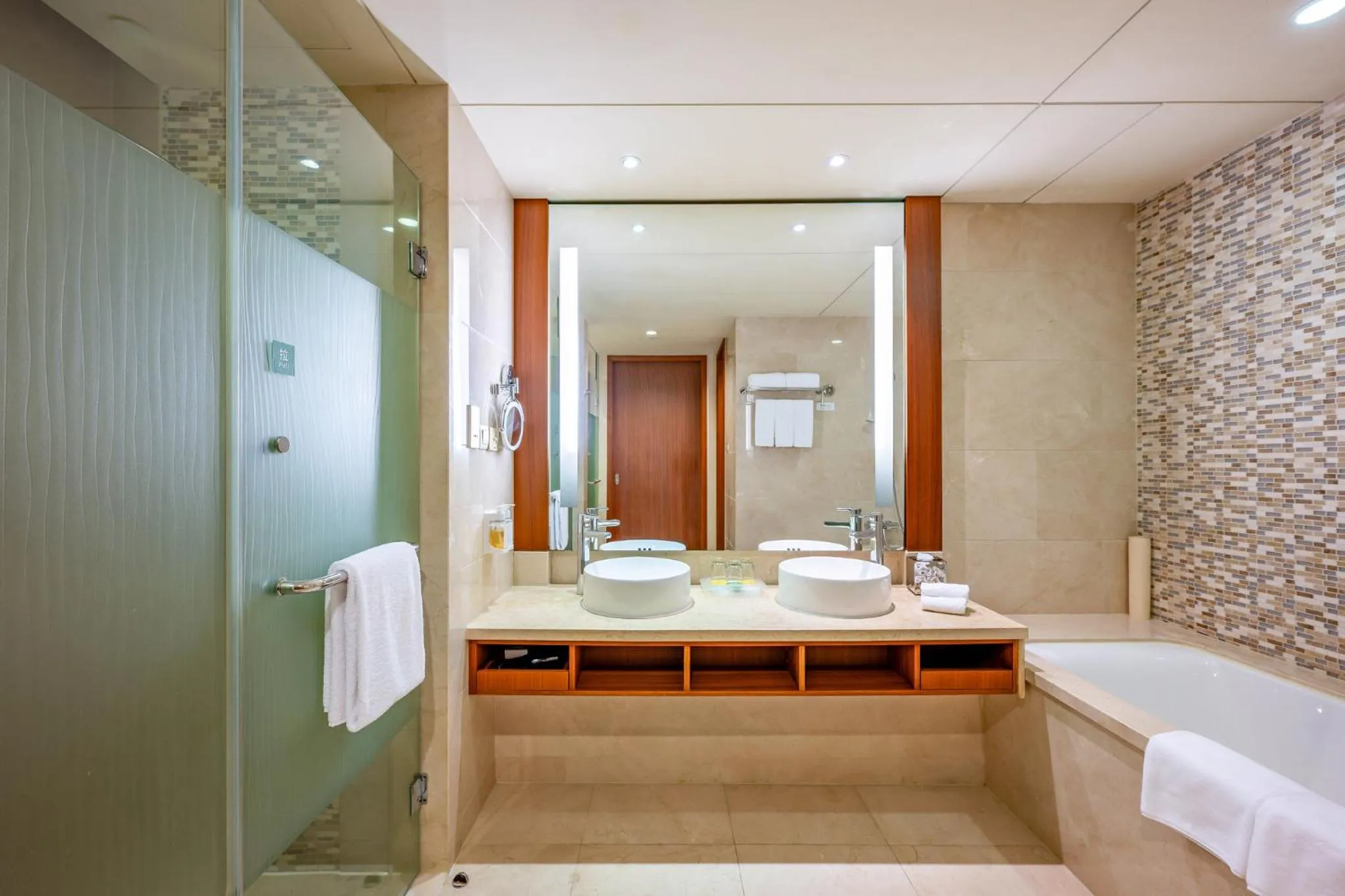 Bedroom in Holiday Inn Shanghai Pudong Kangqiao by IHG - Free shuttle bus to Disney land, Ins Swimming Pool