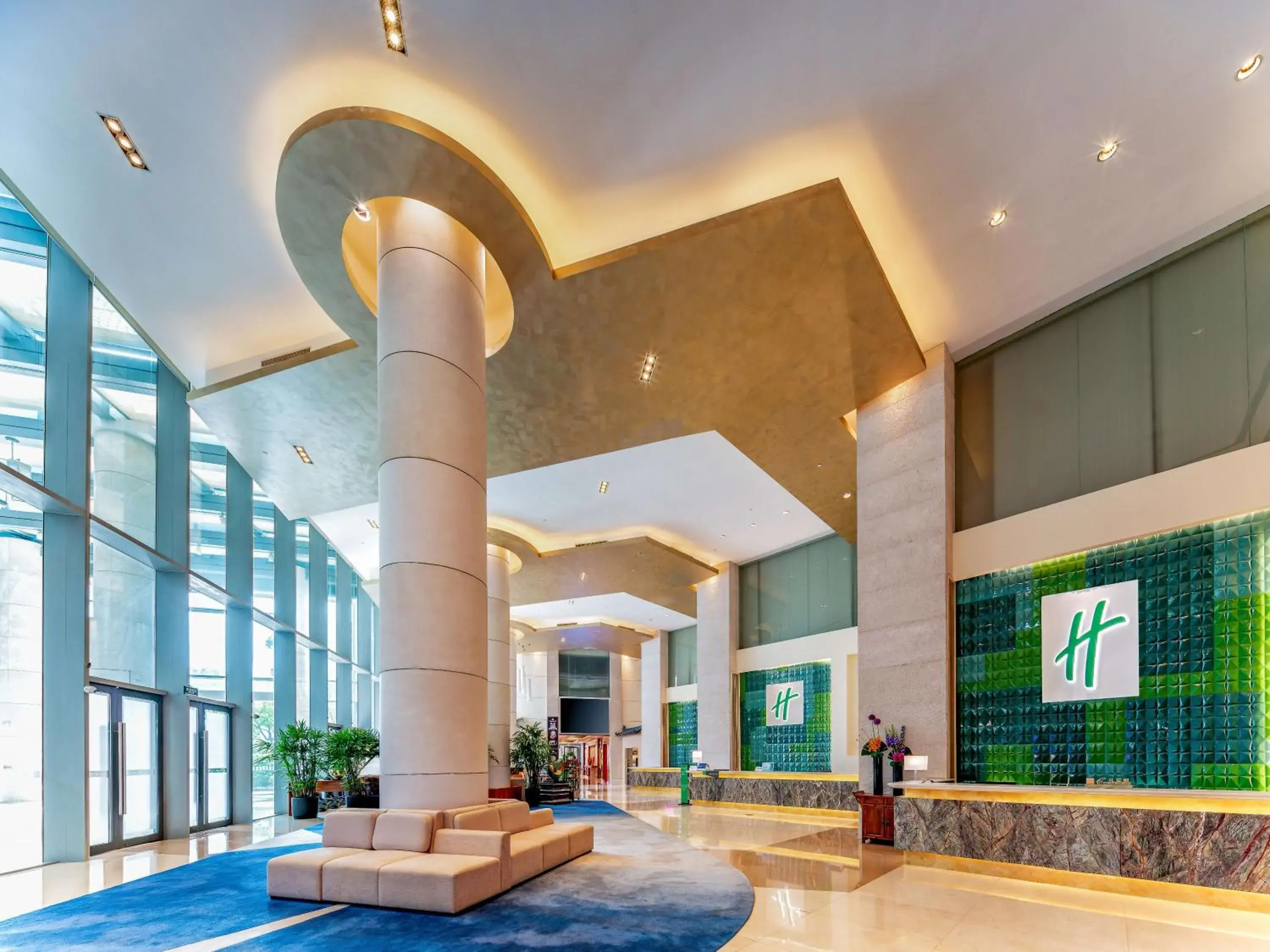 Lobby or reception in Holiday Inn Shanghai Pudong Kangqiao by IHG - Free shuttle bus to Disney land, Ins Swimming Pool Lobby or reception in Holiday Inn Shanghai Pudong Kangqiao by IHG - Free shuttle bus to Disney land, Ins Swimming Pool