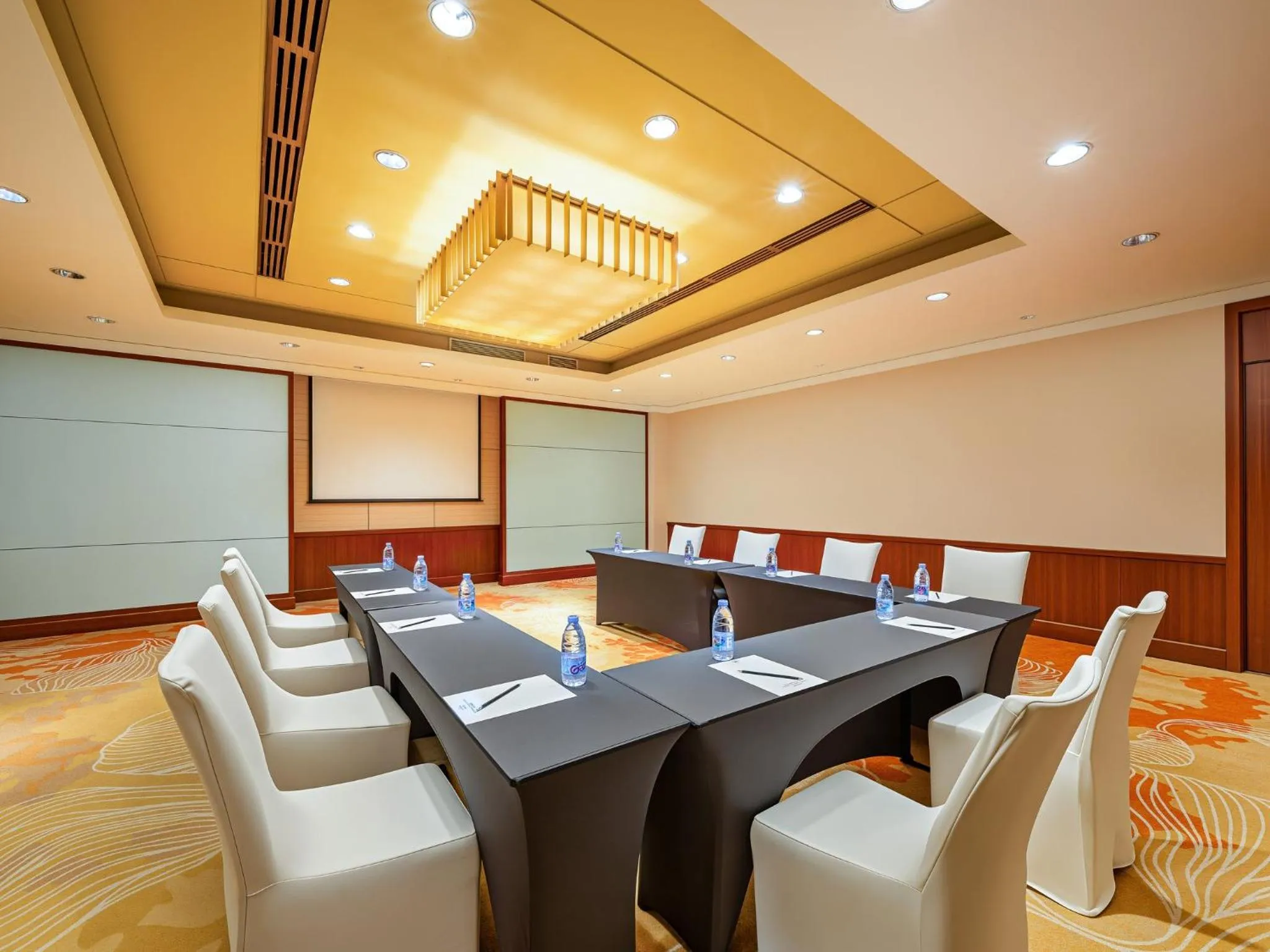 Meeting/conference room in Holiday Inn Shanghai Pudong Kangqiao by IHG