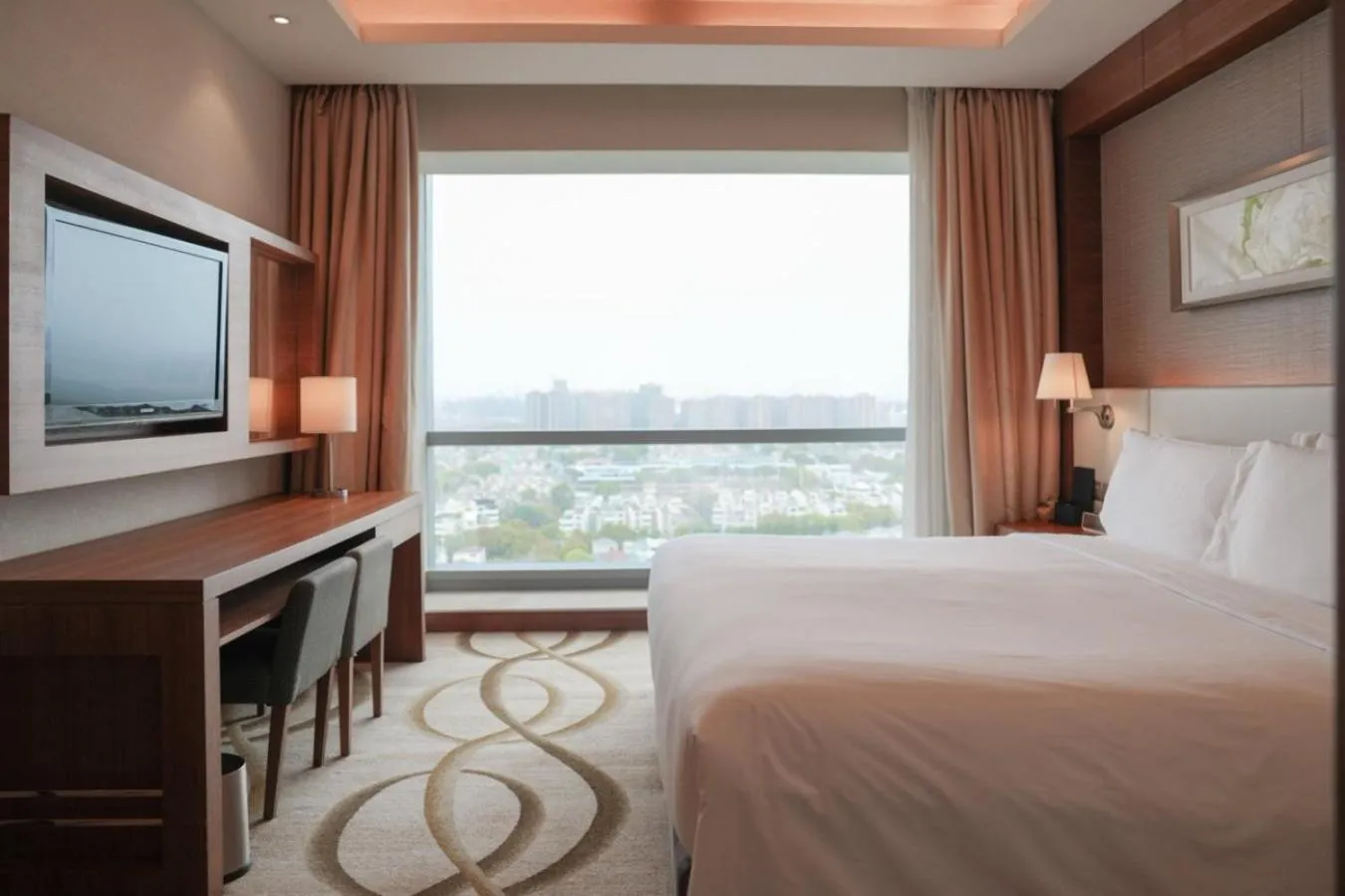 Bed in Holiday Inn Shanghai Pudong Kangqiao by IHG - Free shuttle bus to Disney land, Ins Swimming Pool