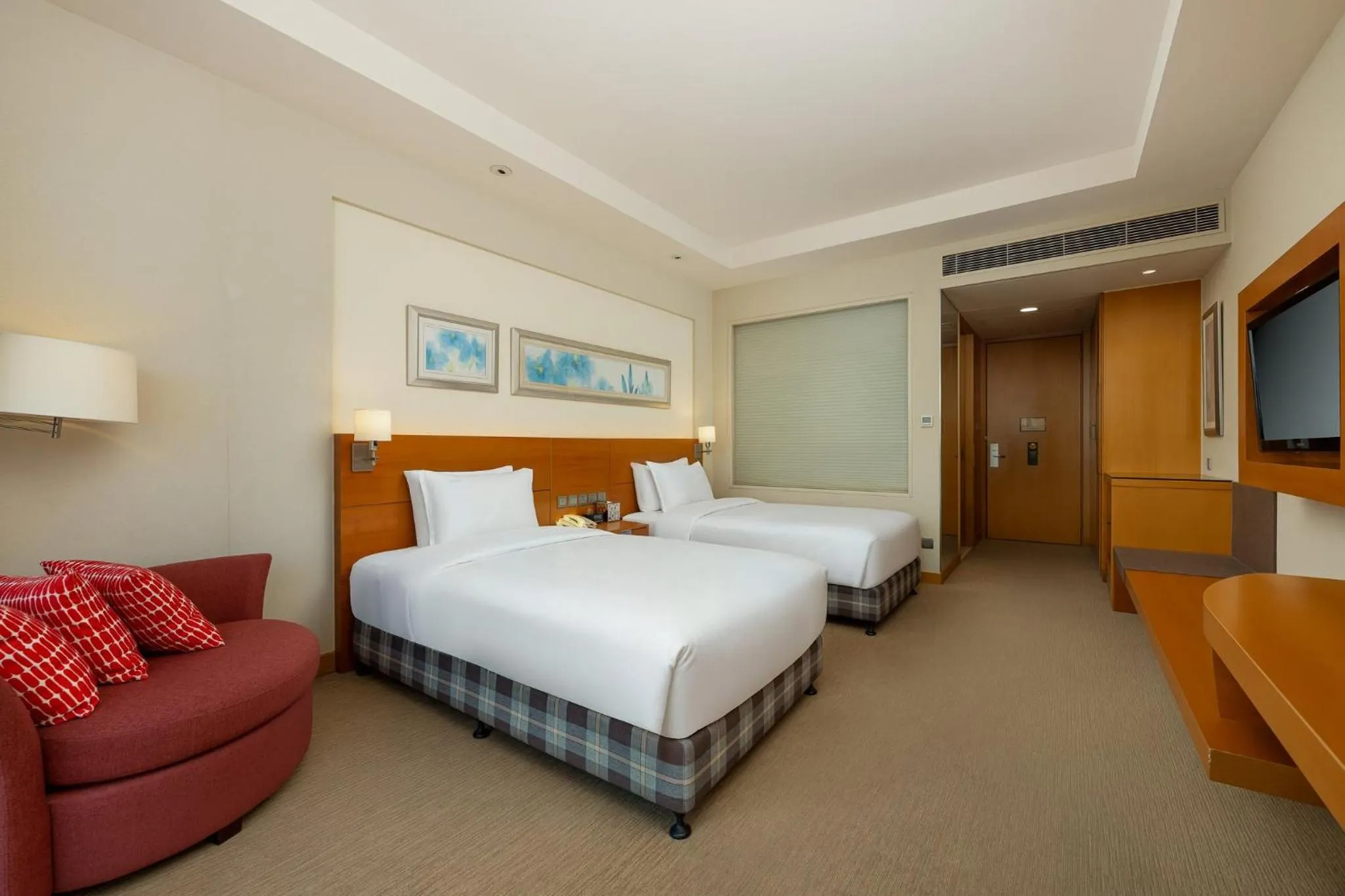 Photo of the whole room, Bed in Holiday Inn Shanghai Pudong Kangqiao by IHG