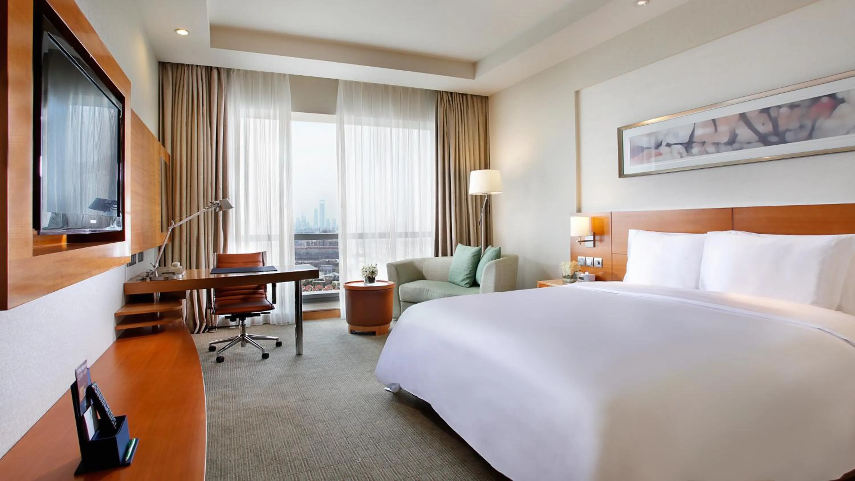 Bed in Holiday Inn Shanghai Pudong Kangqiao by IHG - Free shuttle bus to Disney land, Ins Swimming Pool