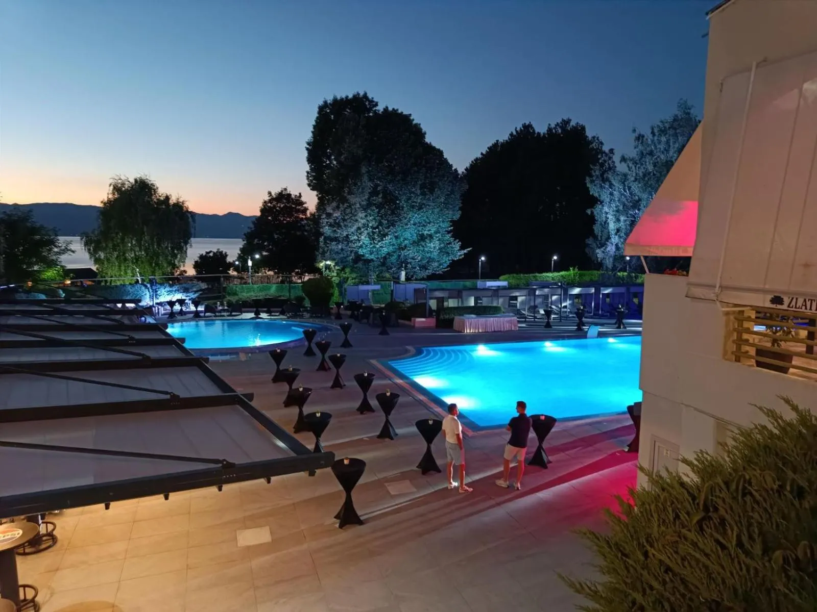 Pool view in Hotel Bellevue - Metropol Lake Resort