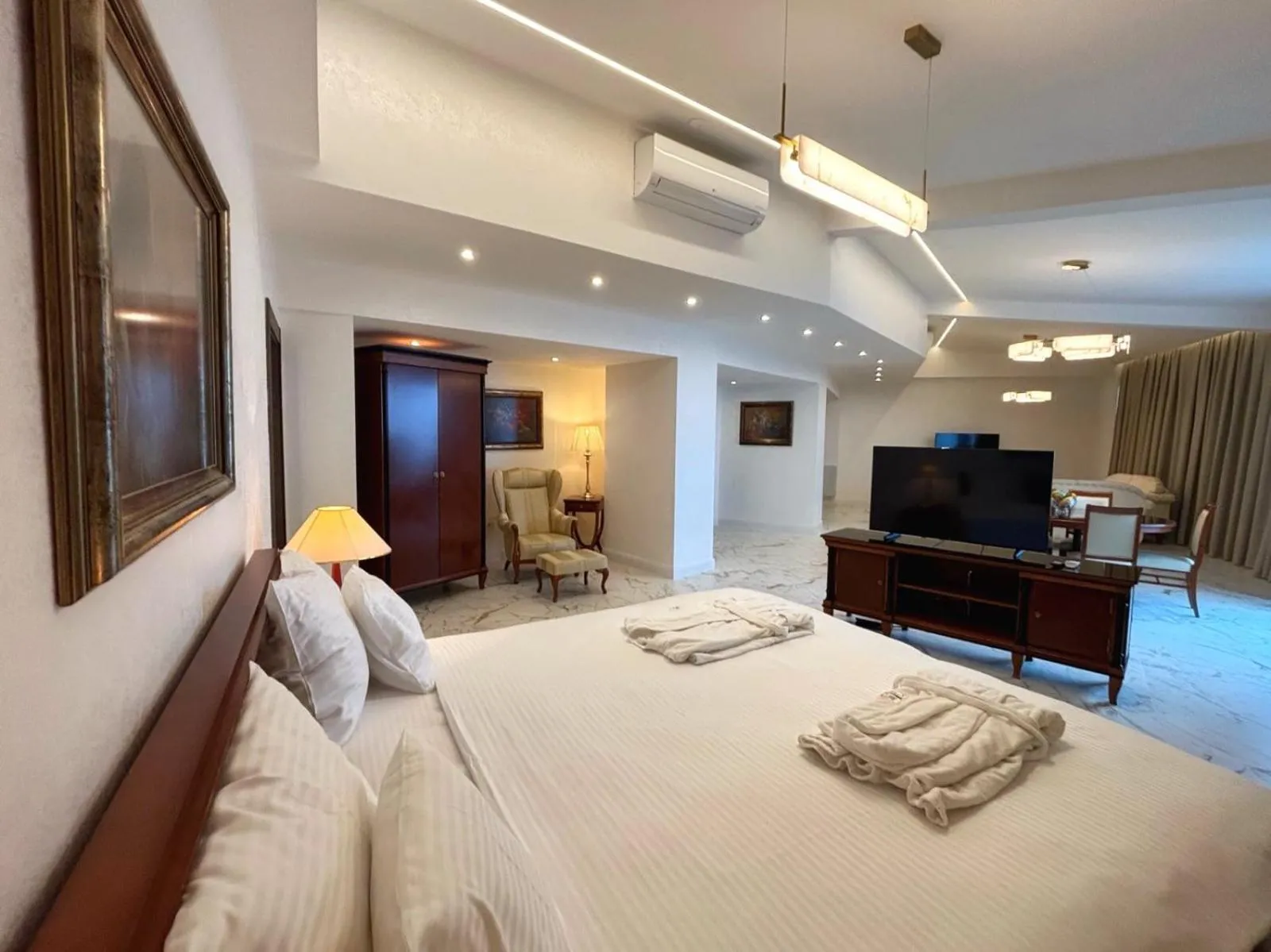 Photo of the whole room, Bed in Hotel Bellevue - Metropol Lake Resort
