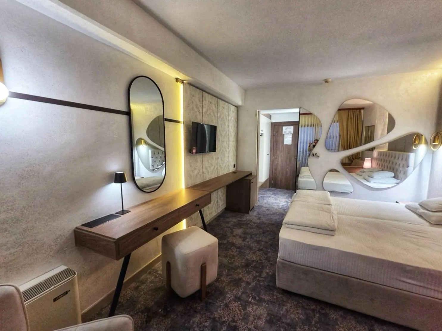 TV and multimedia, Bed in Hotel Bellevue - Metropol Lake Resort