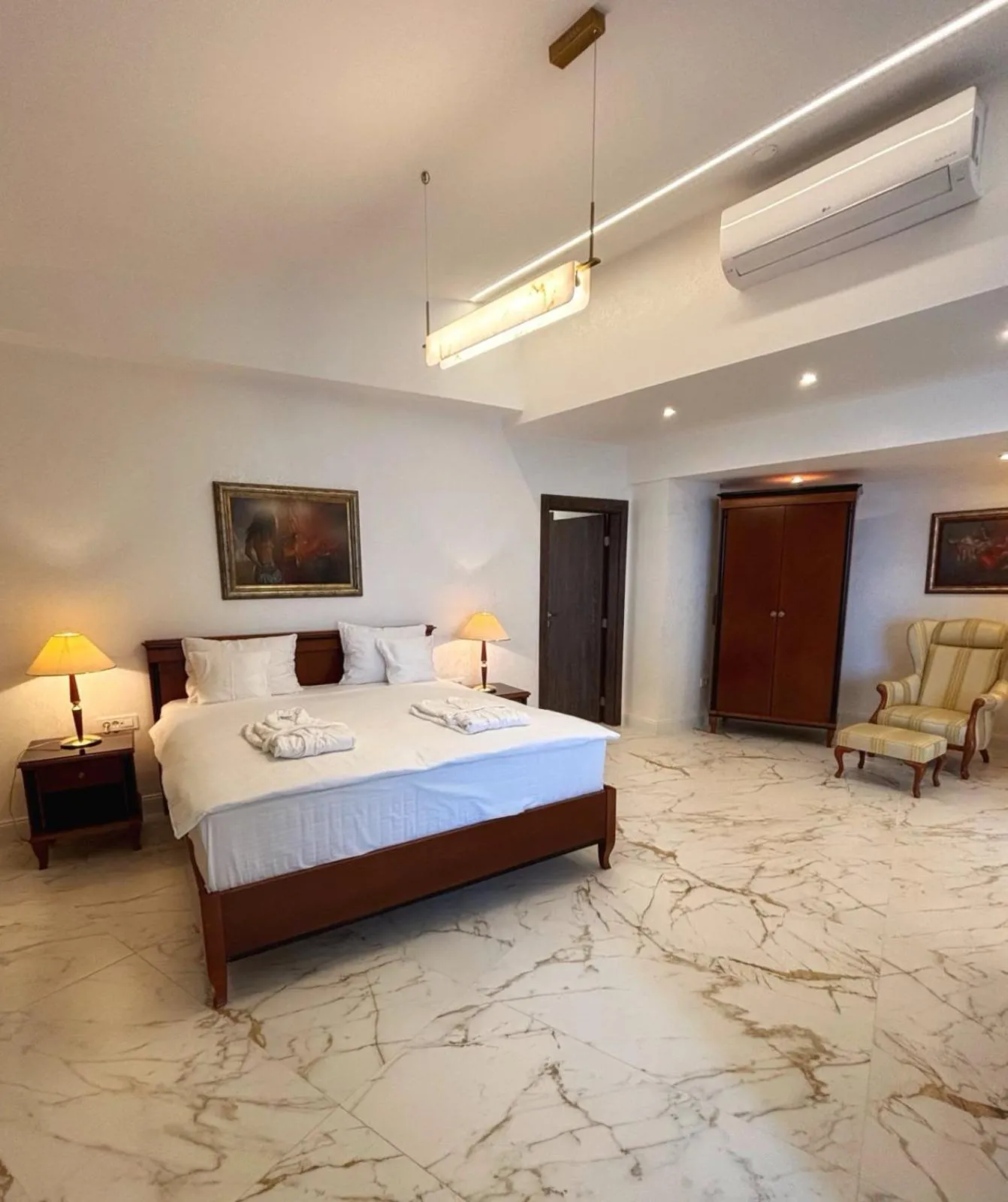 Bed in Hotel Bellevue - Metropol Lake Resort