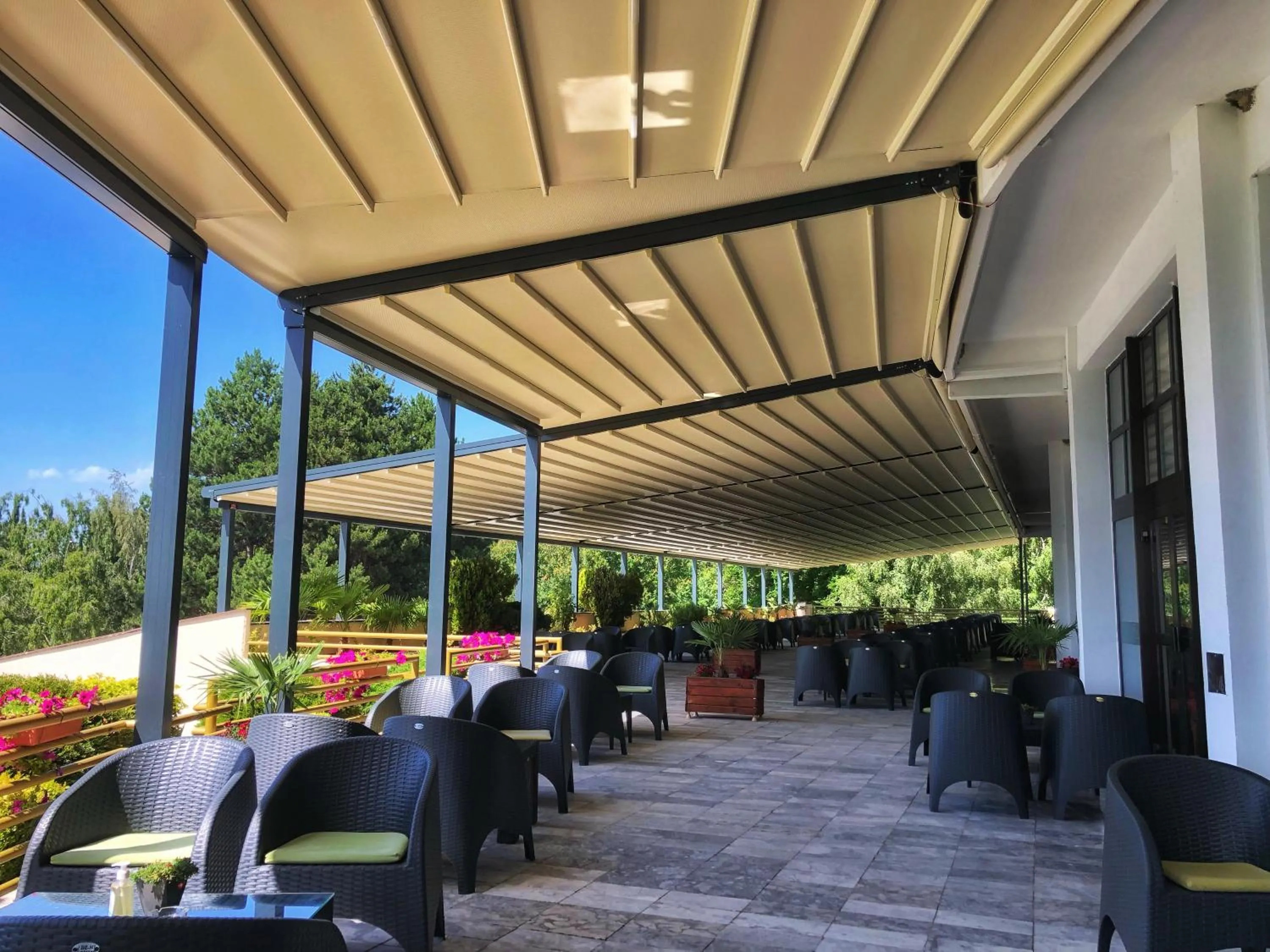 Patio in Hotel Bellevue - Metropol Lake Resort
