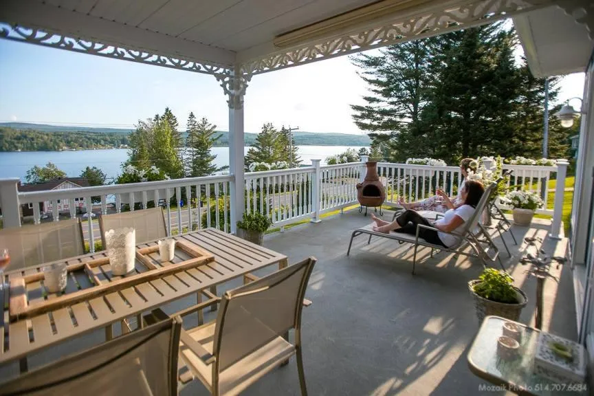 Balcony/Terrace in La Maison Bleue du Lac Wallace