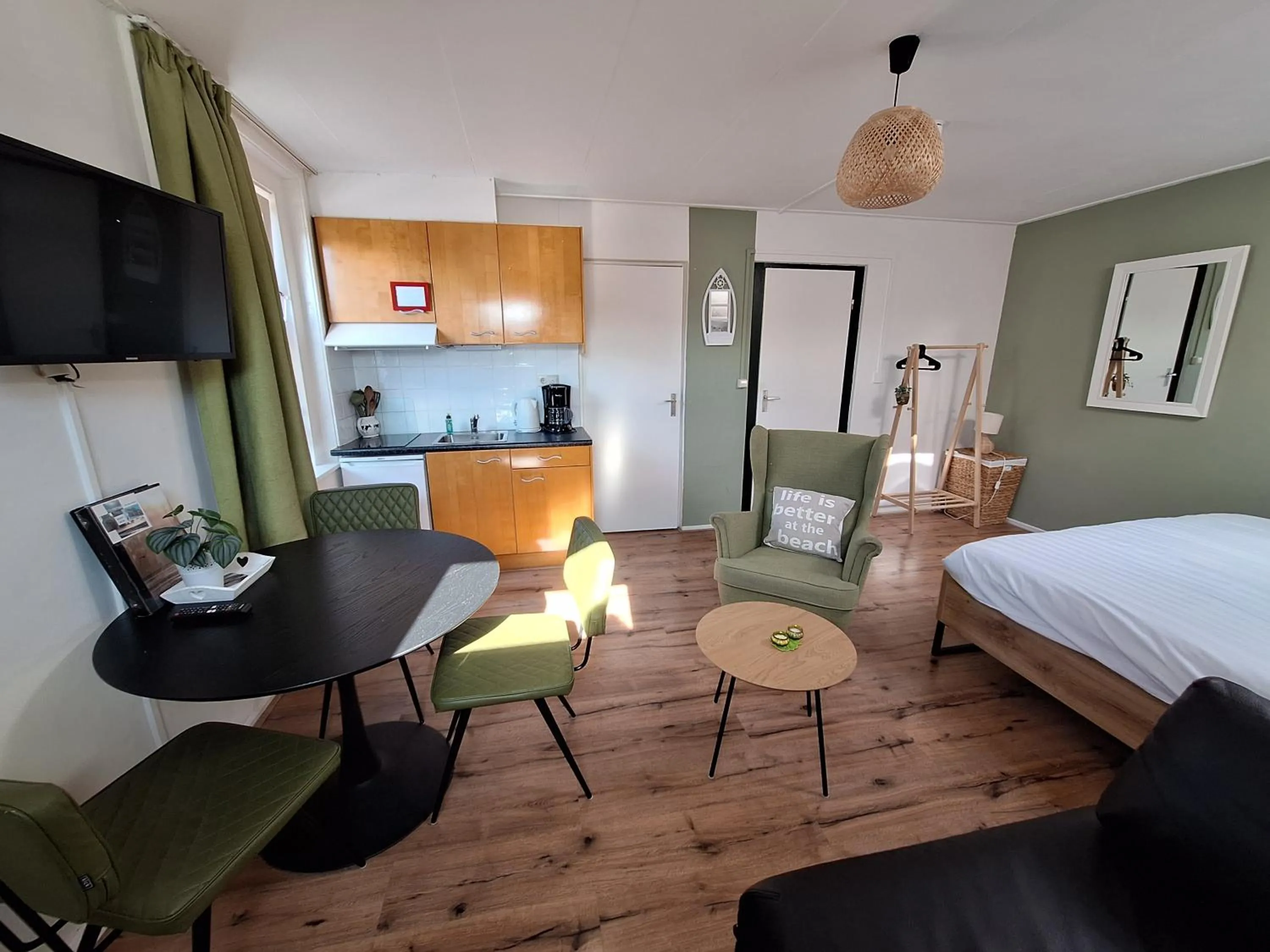 Photo of the whole room, Bed in Appartementen Zandvoort