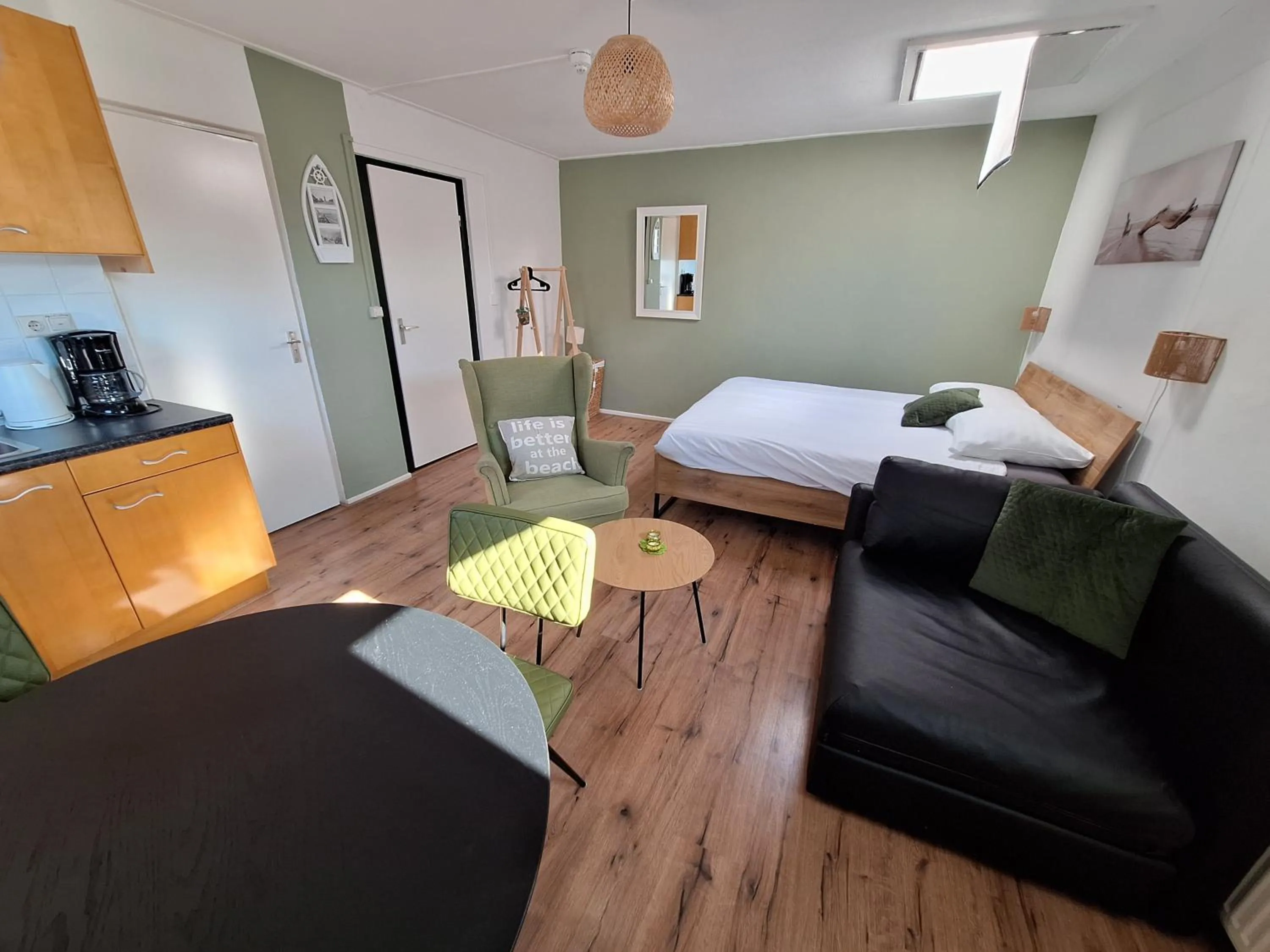 Photo of the whole room, Bed in Appartementen Zandvoort