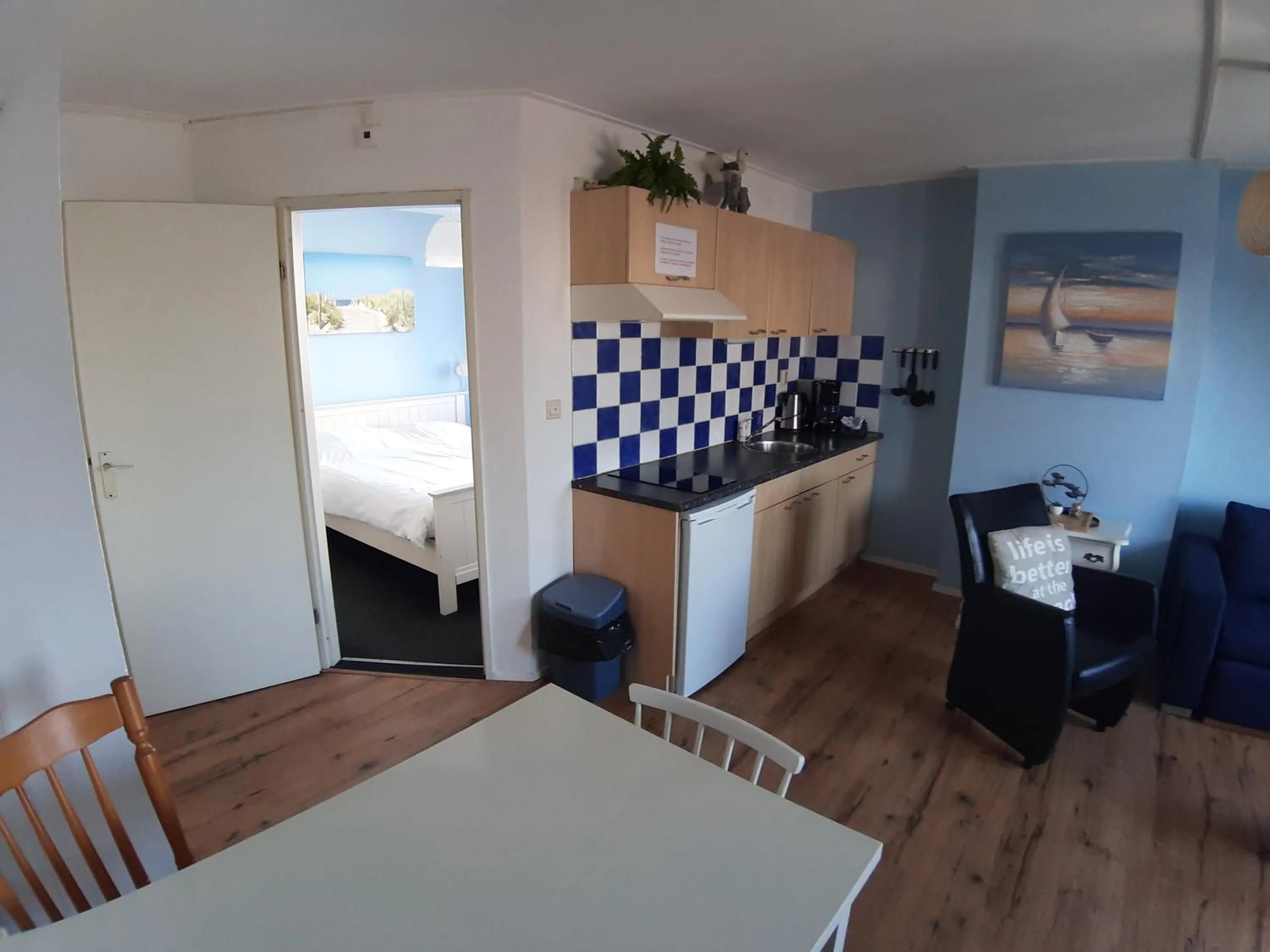 Kitchen or kitchenette, Bed in Appartementen Zandvoort