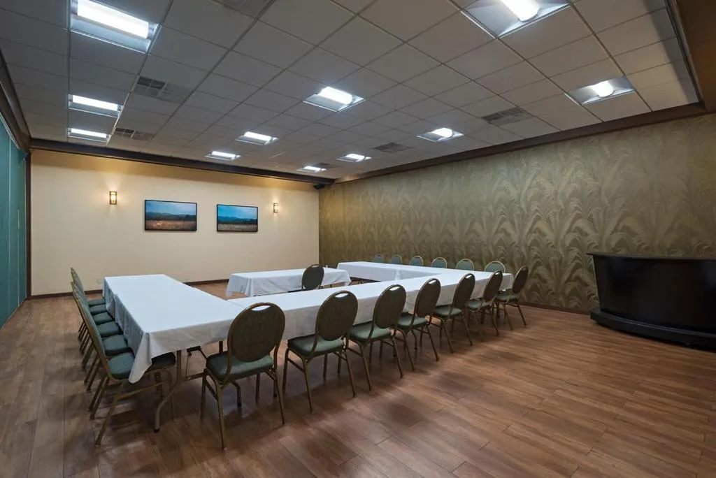 Meeting/conference room in Stevens Inn a Howard Johnson by Wyndham