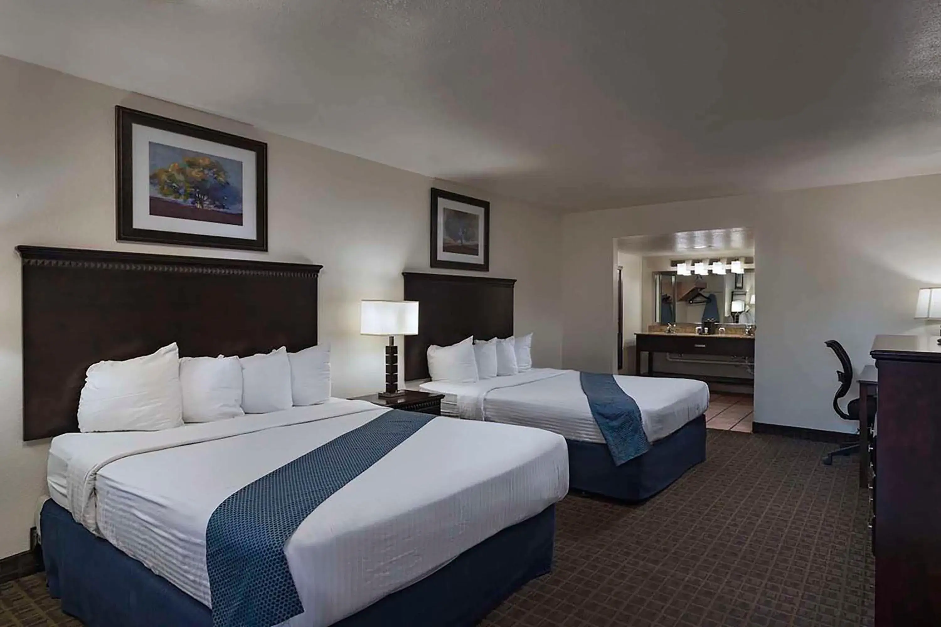 Photo of the whole room, Bed in Stevens Inn a Howard Johnson by Wyndham Photo of the whole room, Bed in Stevens Inn a Howard Johnson by Wyndham