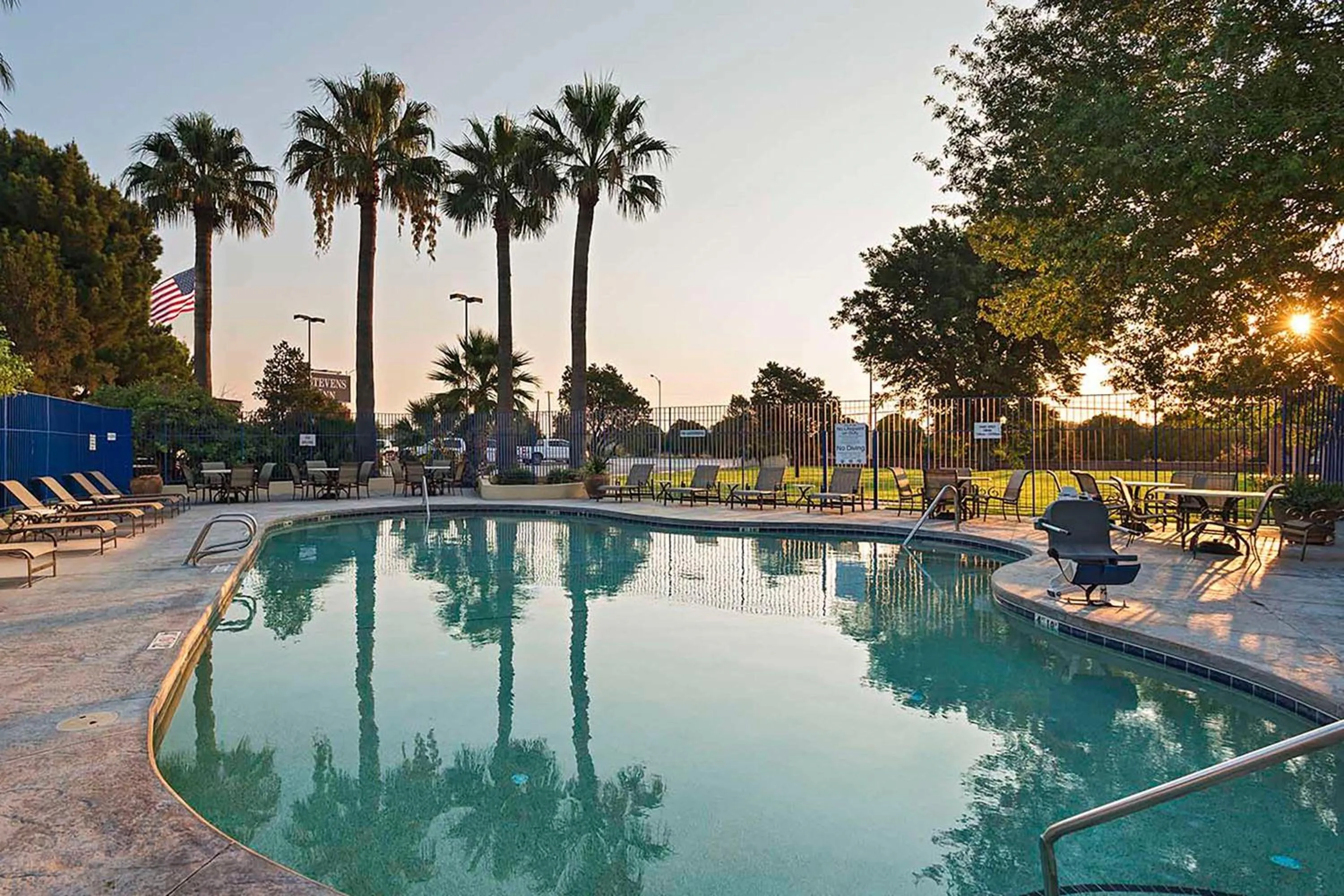 Pool view in Stevens Inn a Howard Johnson by Wyndham
