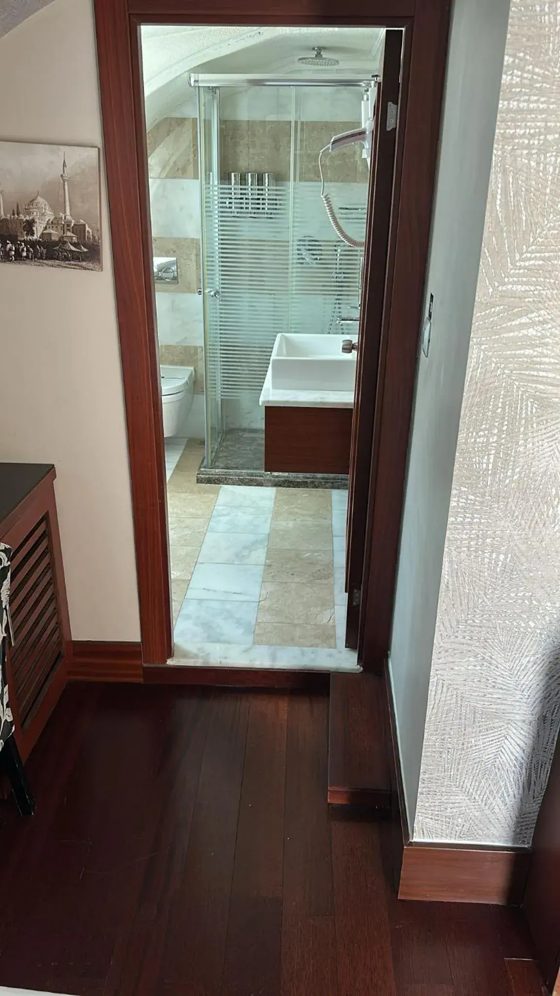 Single Room with Balcony - single occupancy in Dareyn Hotel Single Room with Balcony - single occupancy in Dareyn Hotel