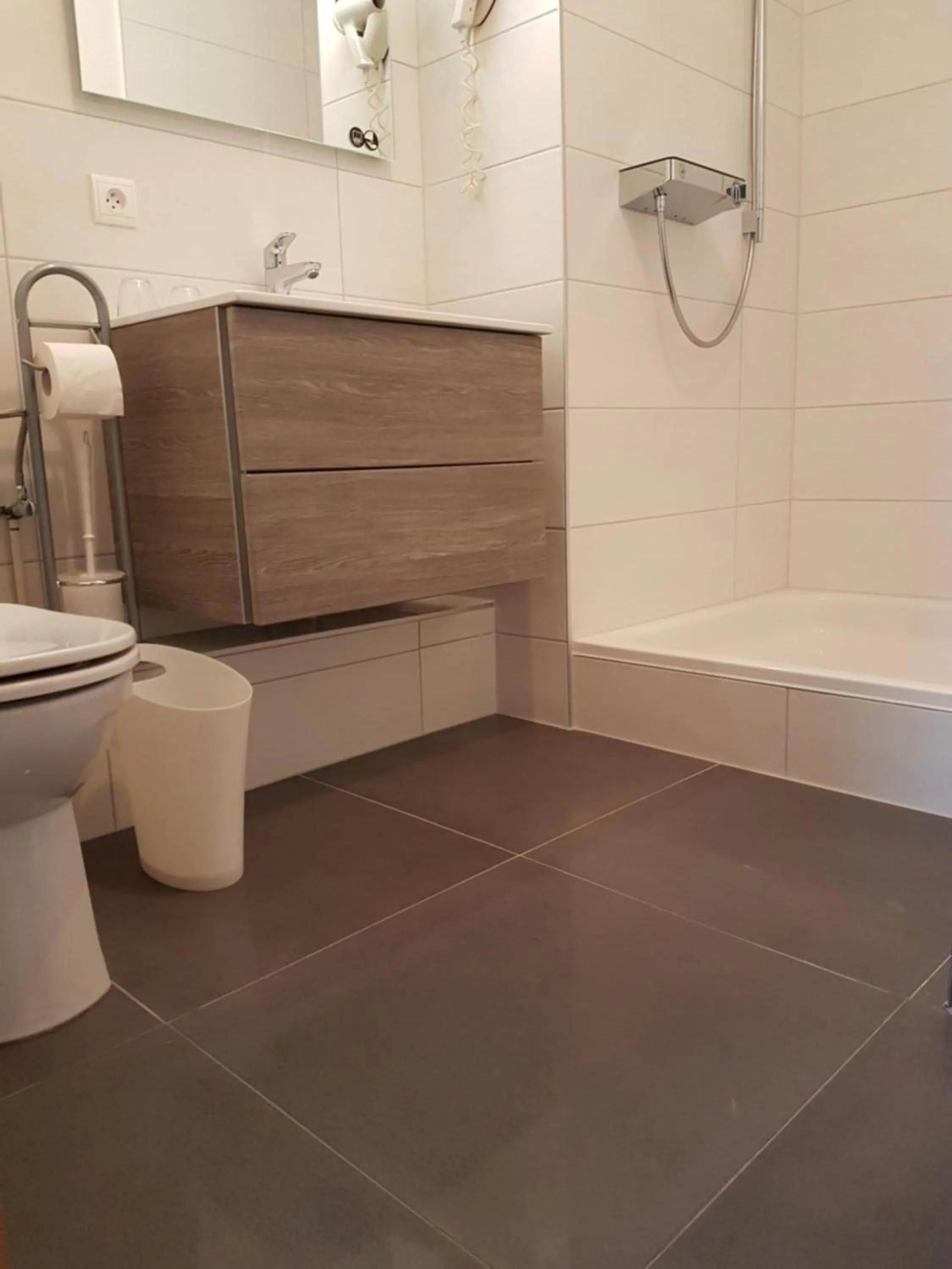 Shower in Hôtel Des Bois