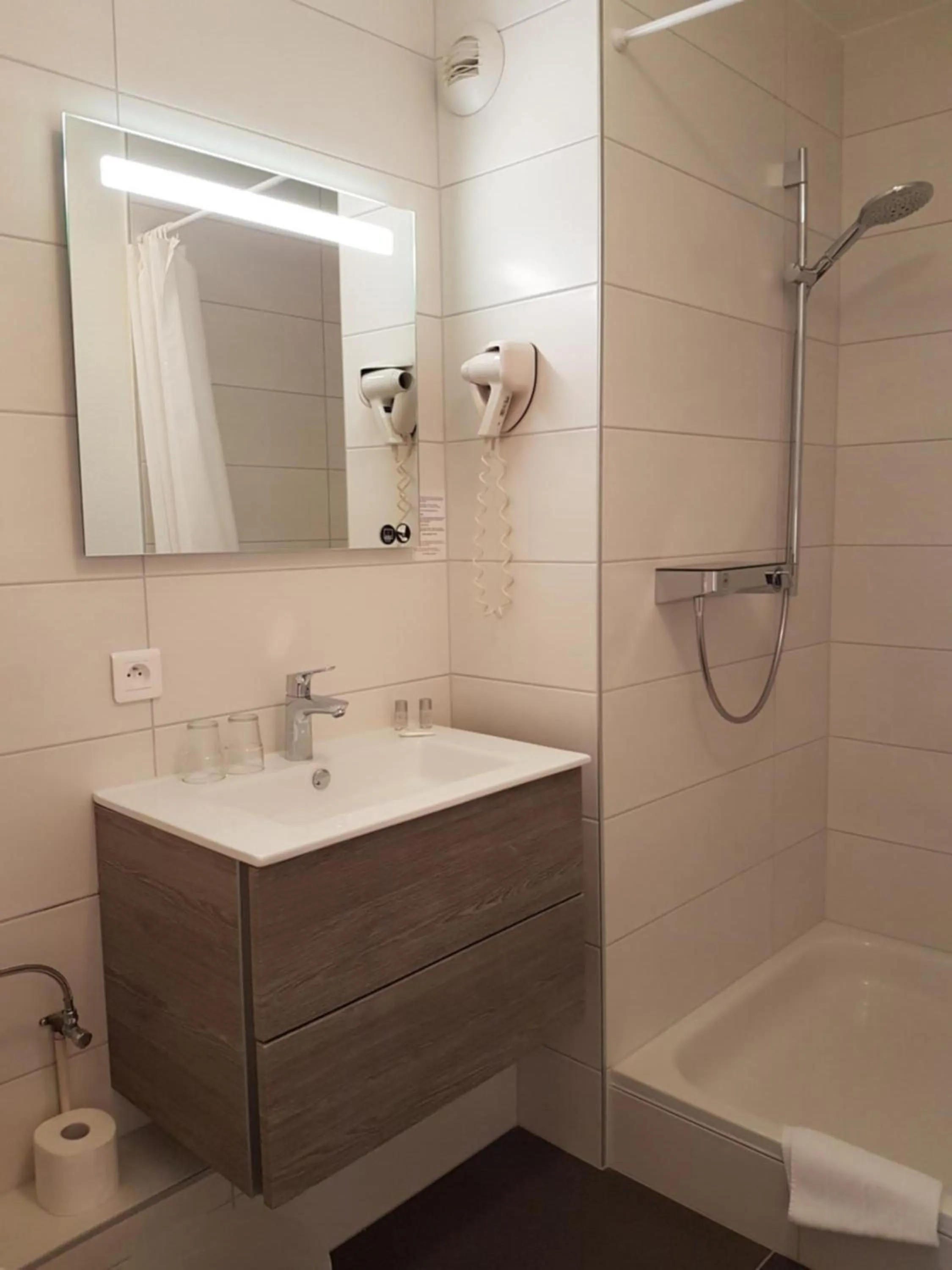 Shower in Hôtel Des Bois