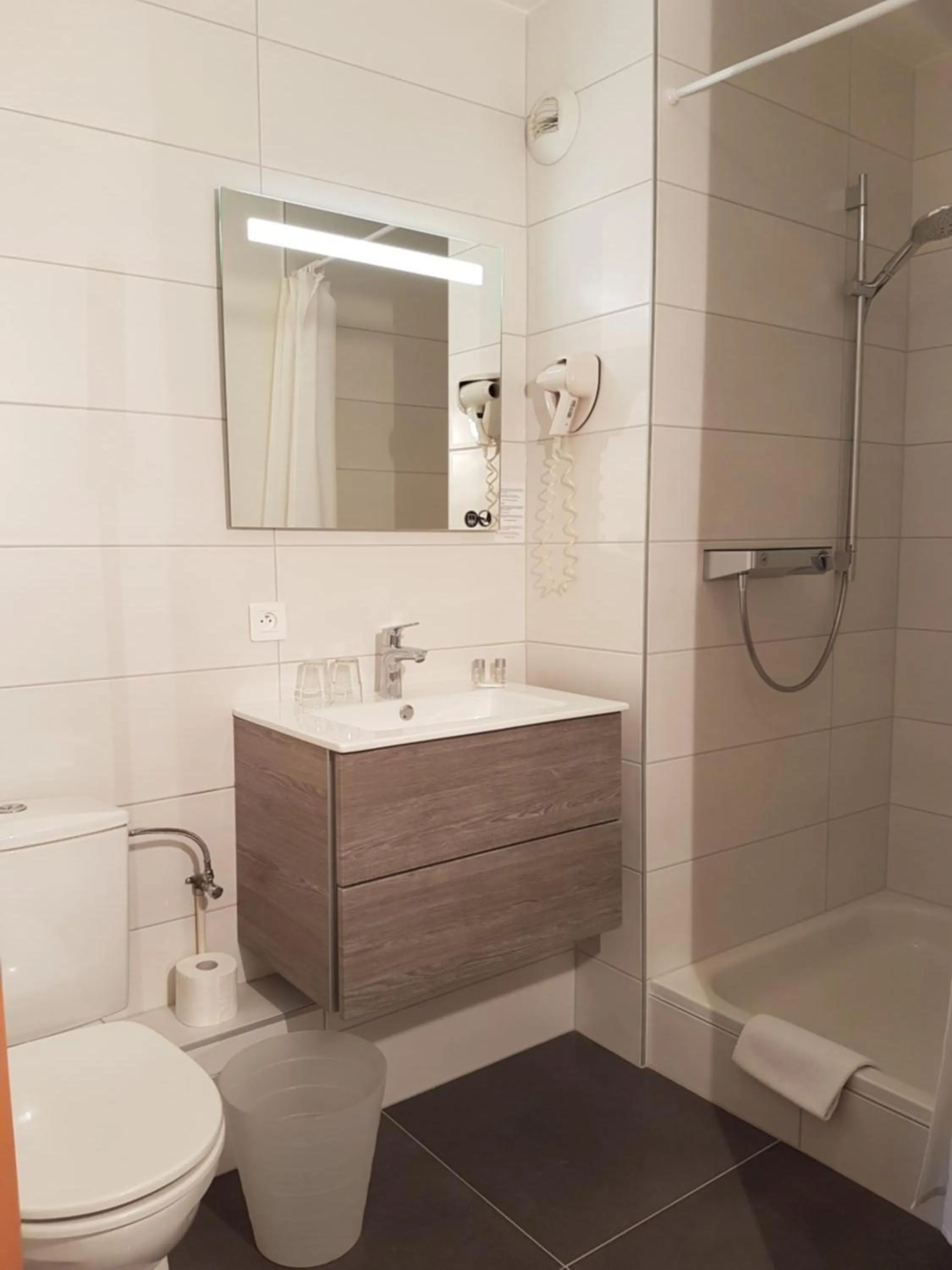 Shower in Hôtel Des Bois