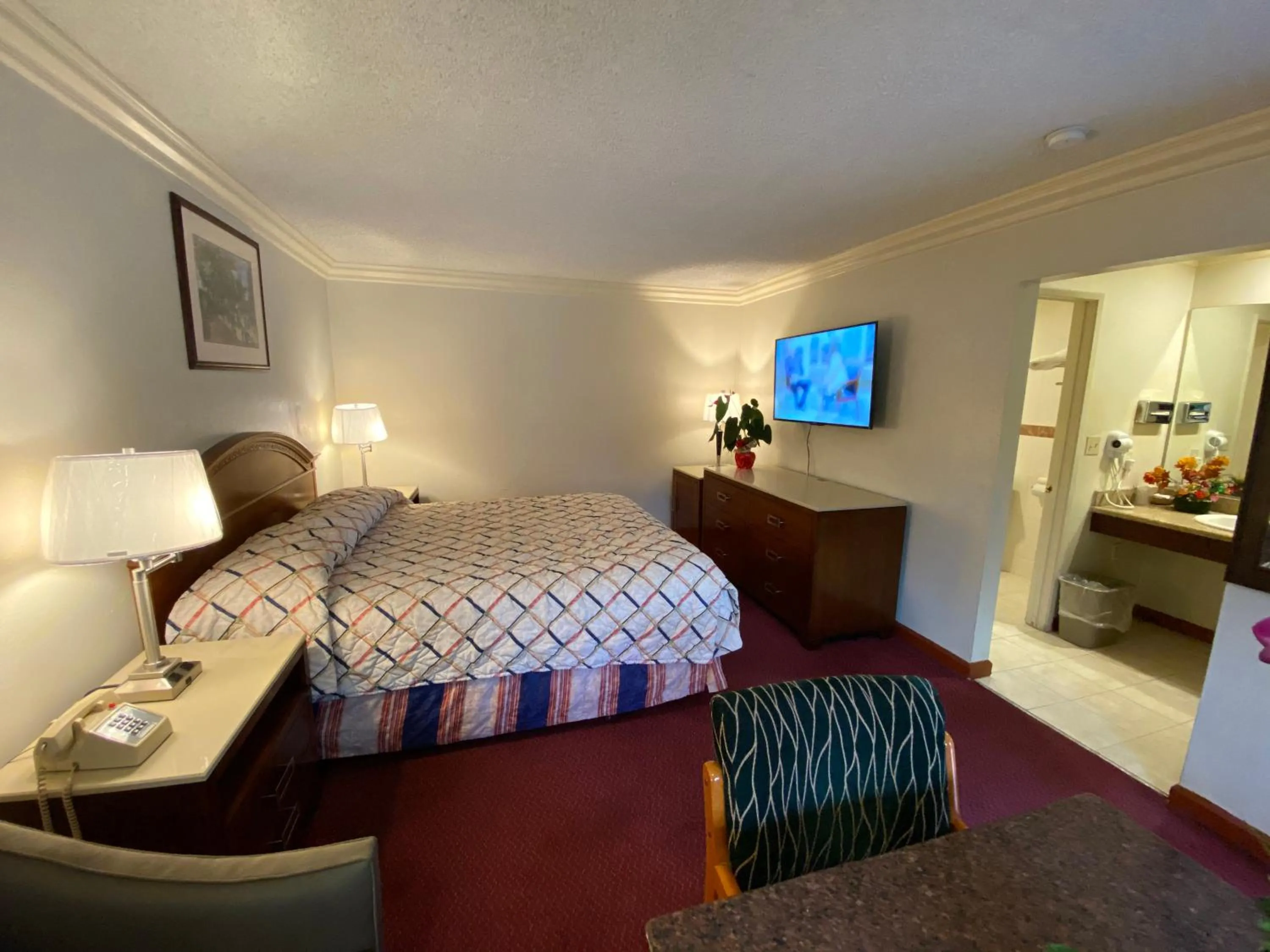 Photo of the whole room, Bed in Best Inn Rosemead
