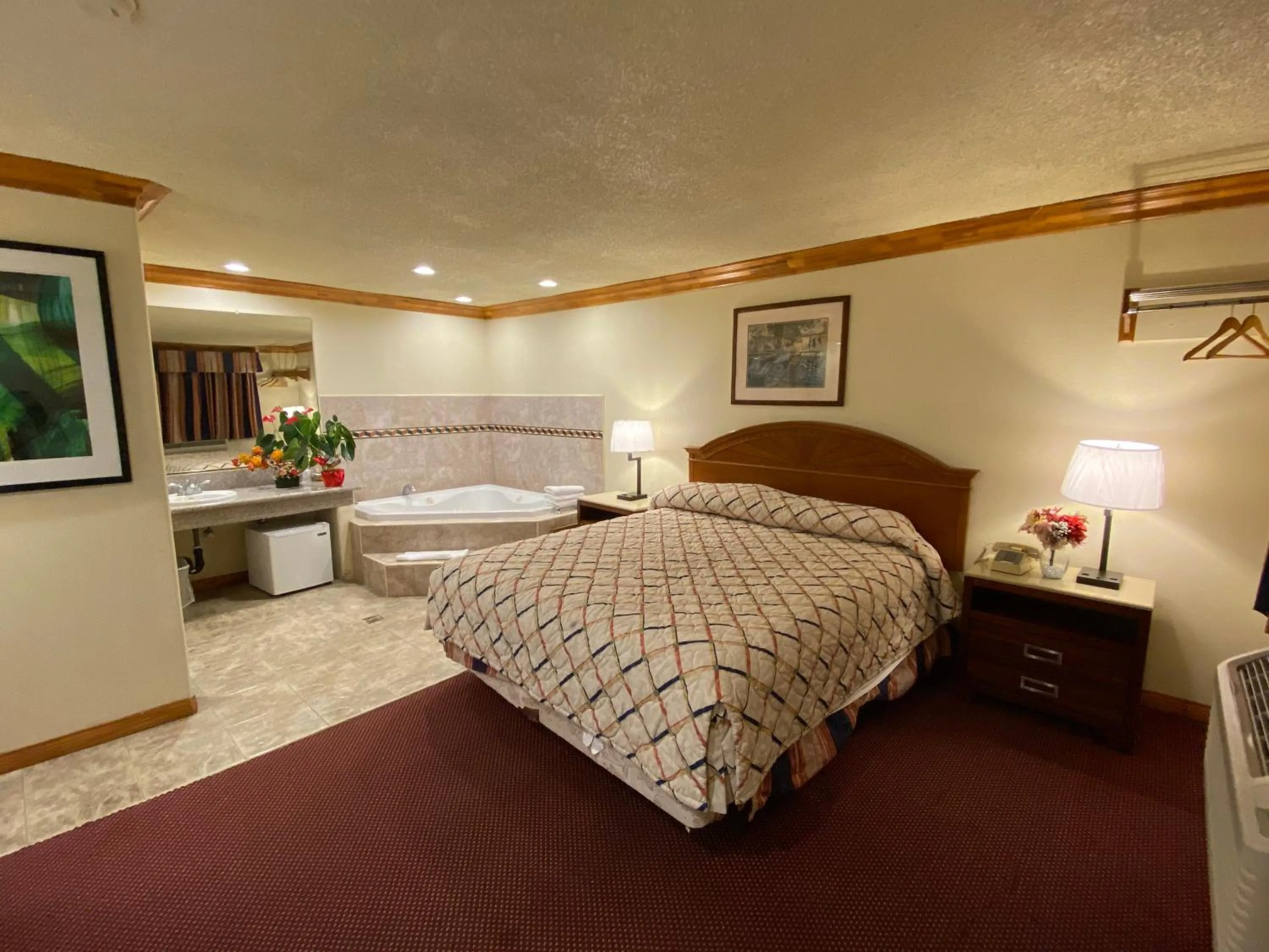 Photo of the whole room, Bed in Best Inn Rosemead