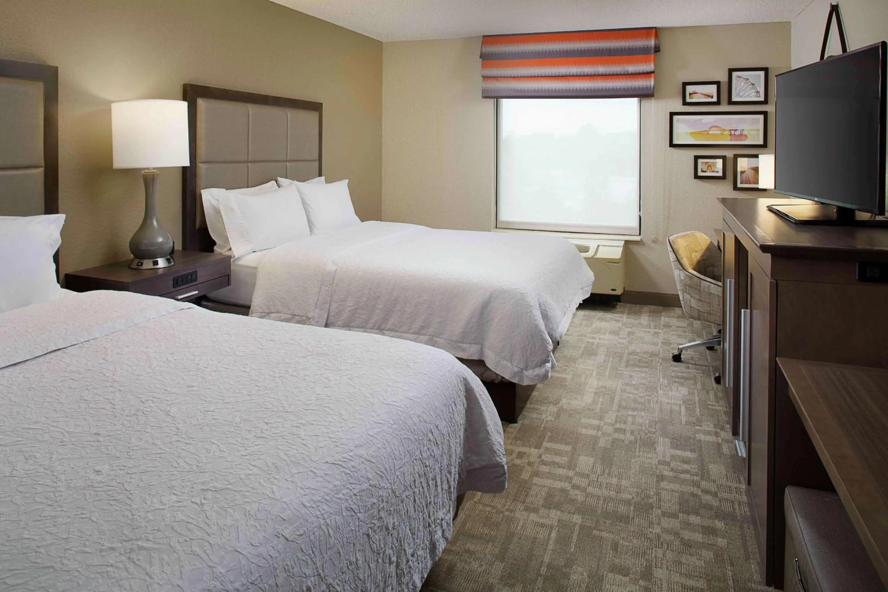 Bedroom, Bed in Hampton Inn by Hilton Garden City Long Island