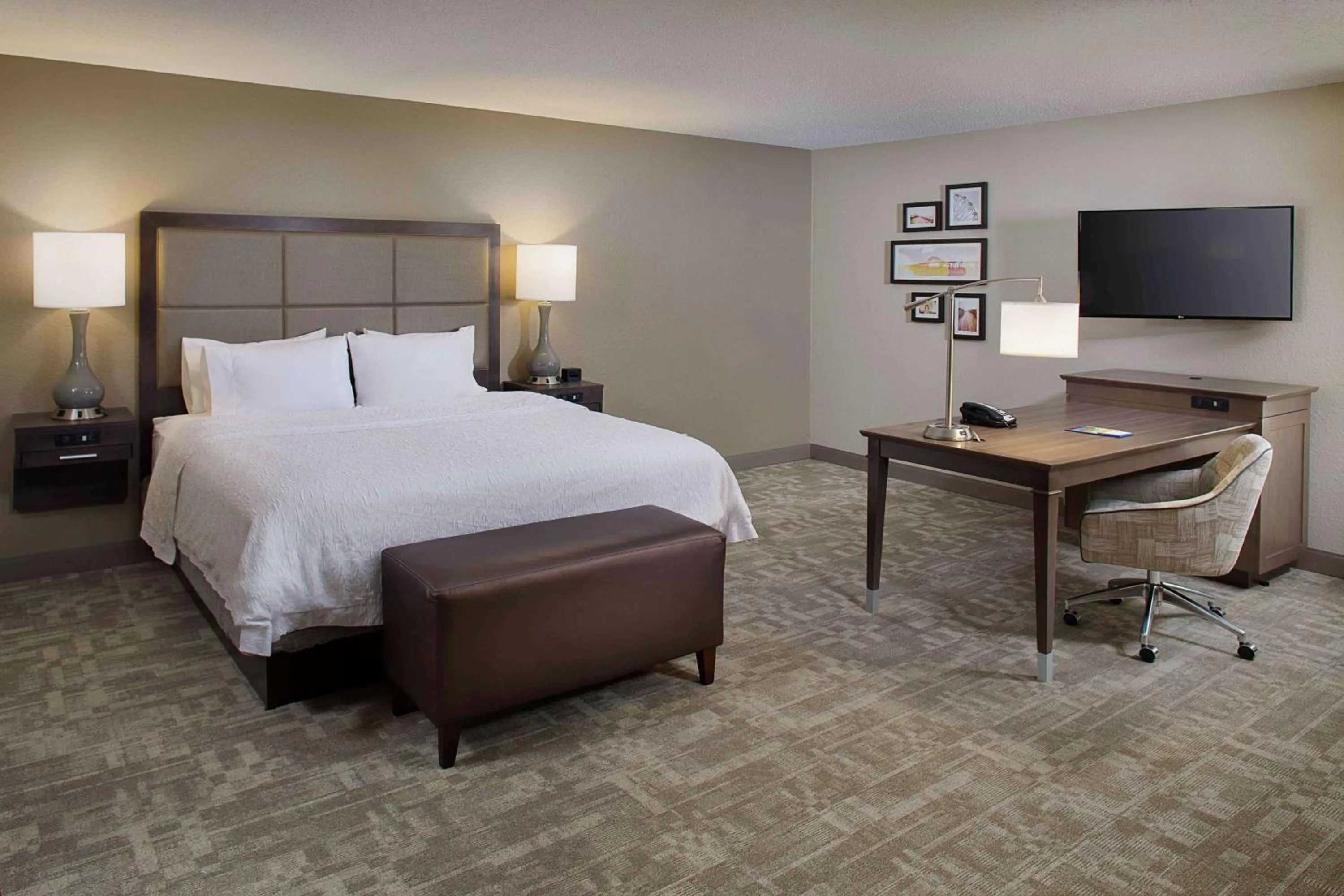 Bedroom, Bed in Hampton Inn by Hilton Garden City Long Island