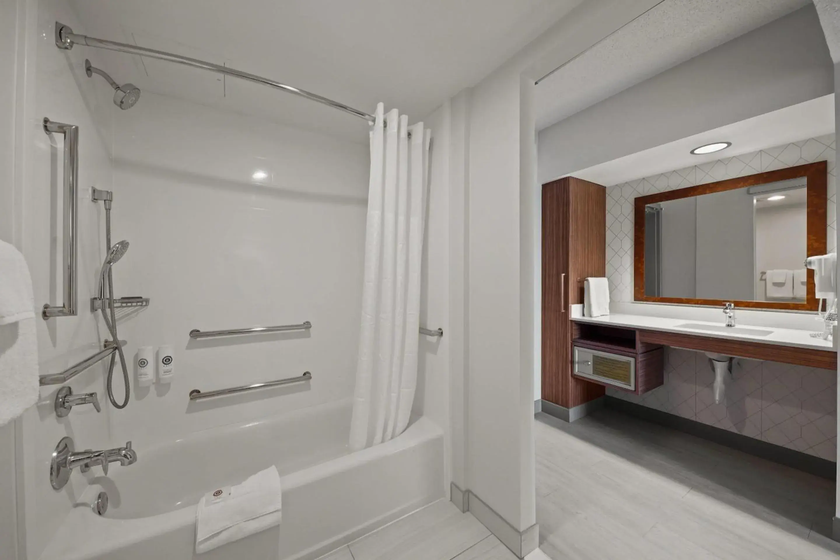 Bedroom in Comfort Inn By the Bay Bedroom in Comfort Inn By the Bay