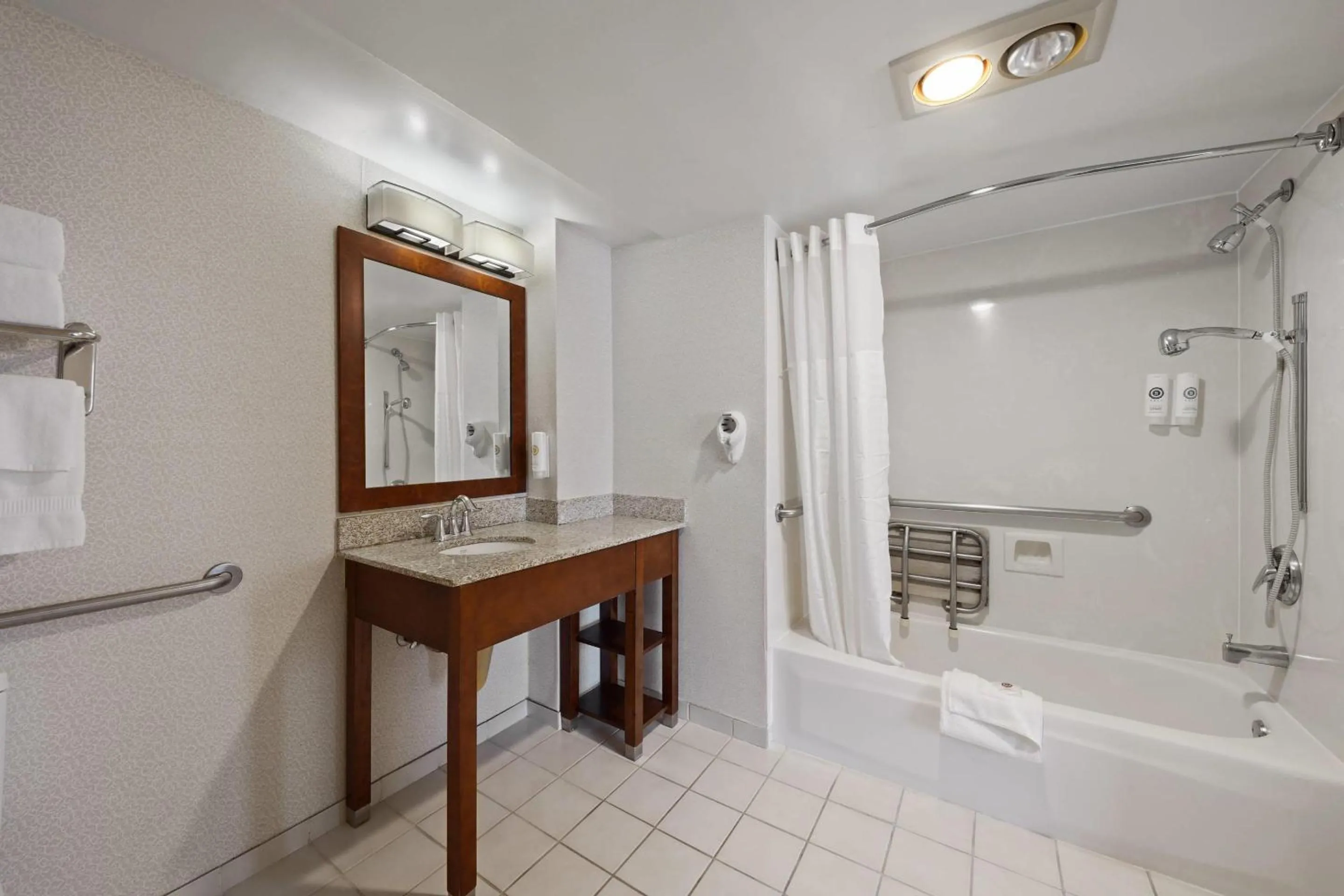 Bedroom in Comfort Inn By the Bay