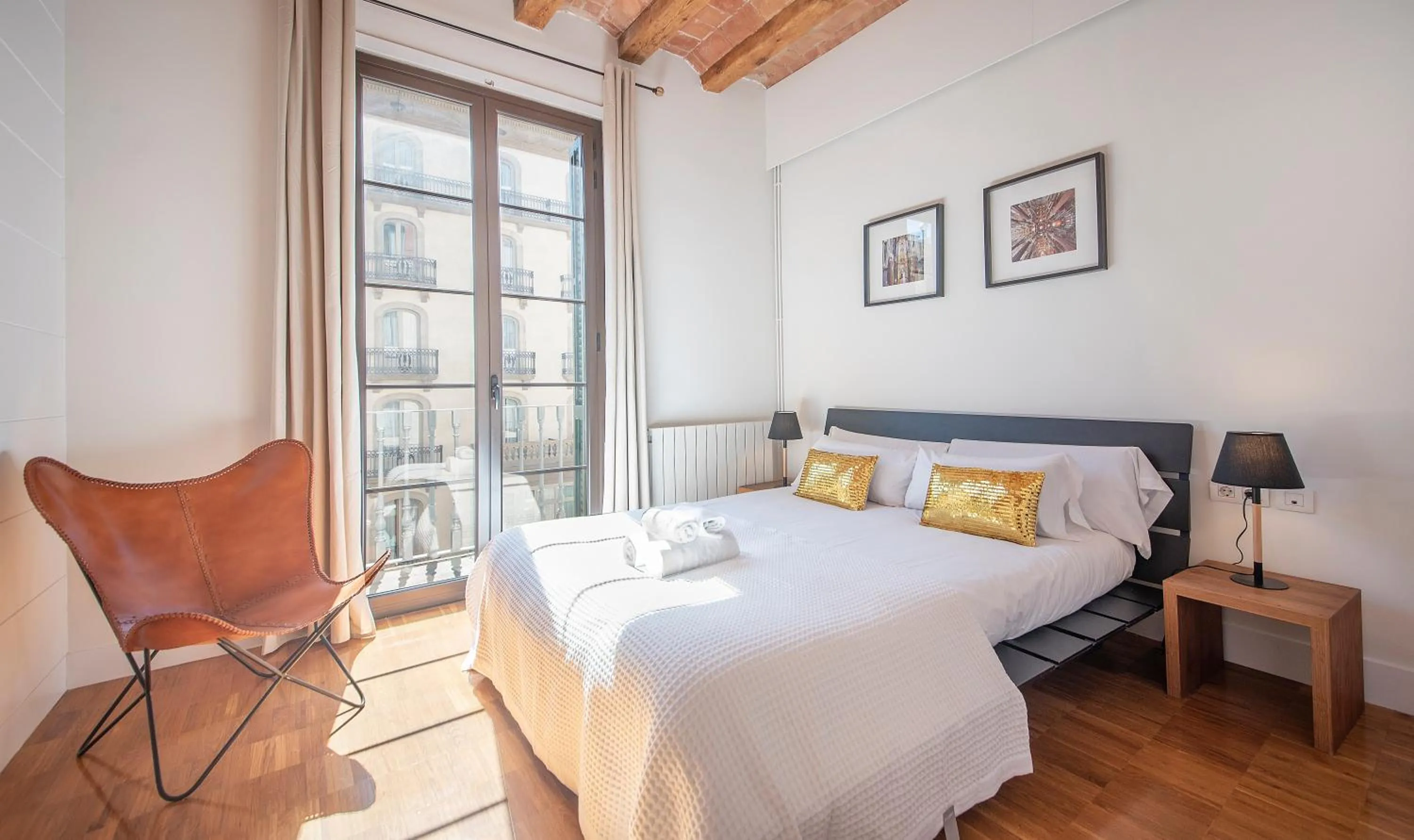 Bedroom, Bed in You Stylish City Center Apartments