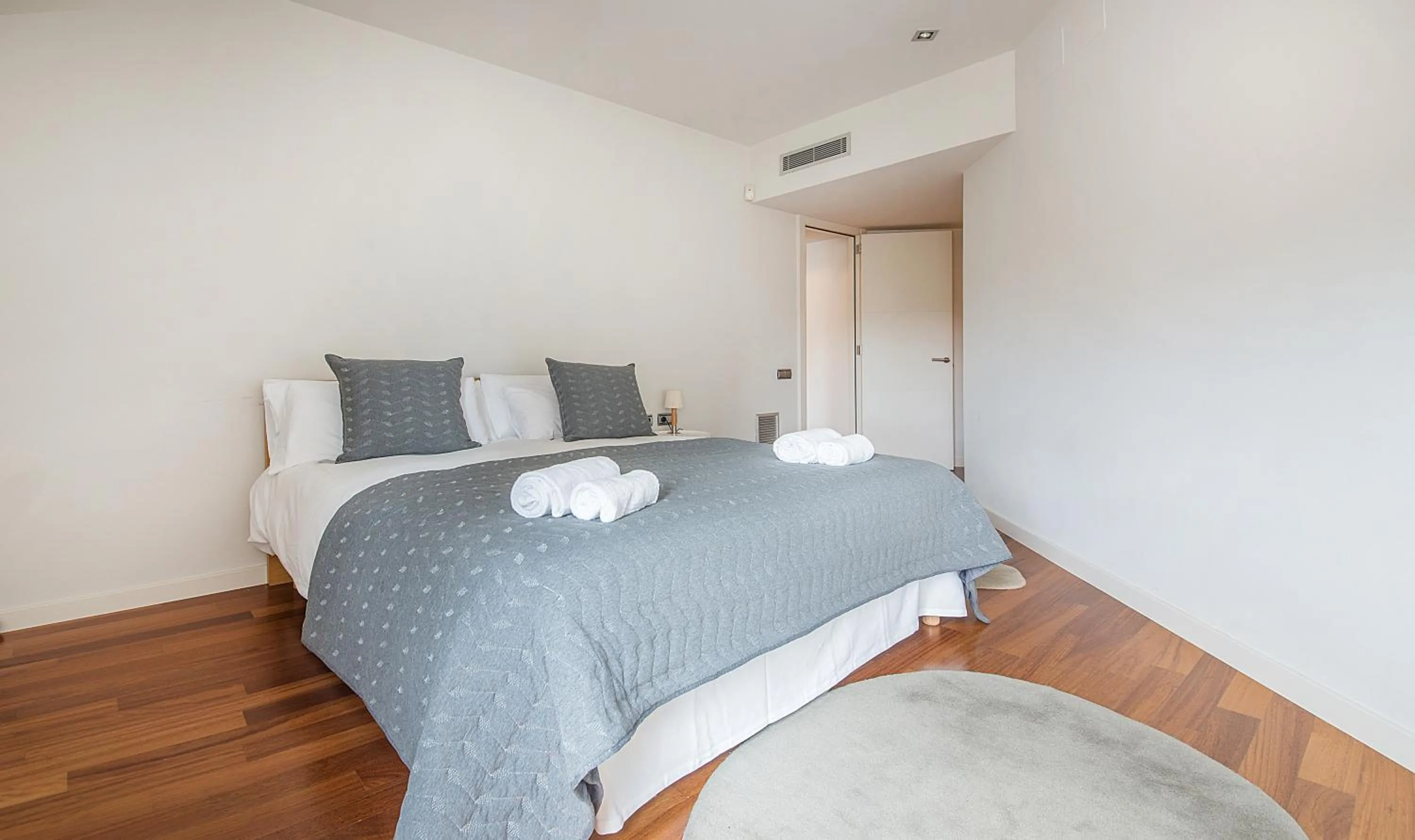 Bedroom, Bed in You Stylish City Center Apartments