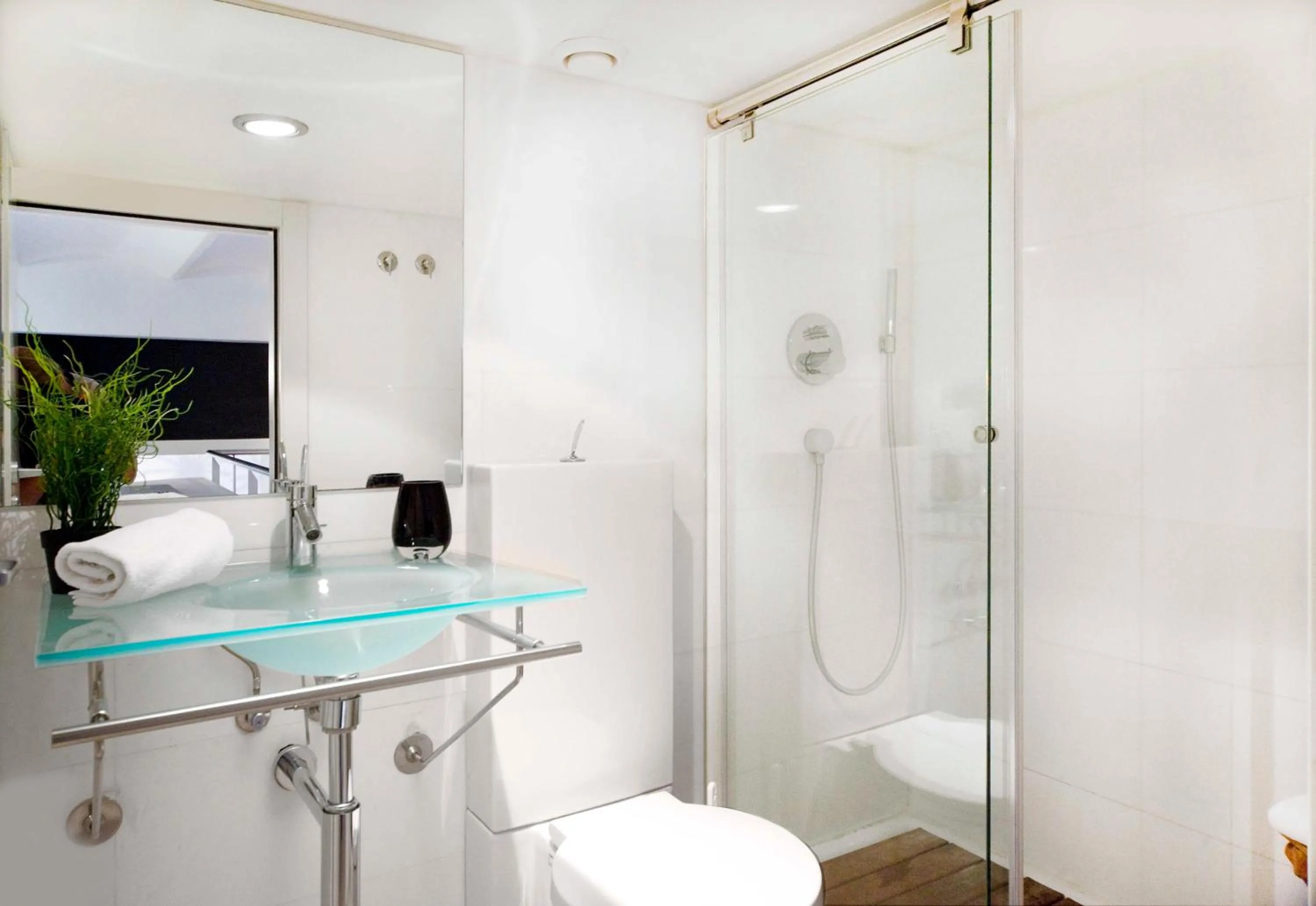 Bathroom in You Stylish City Center Apartments