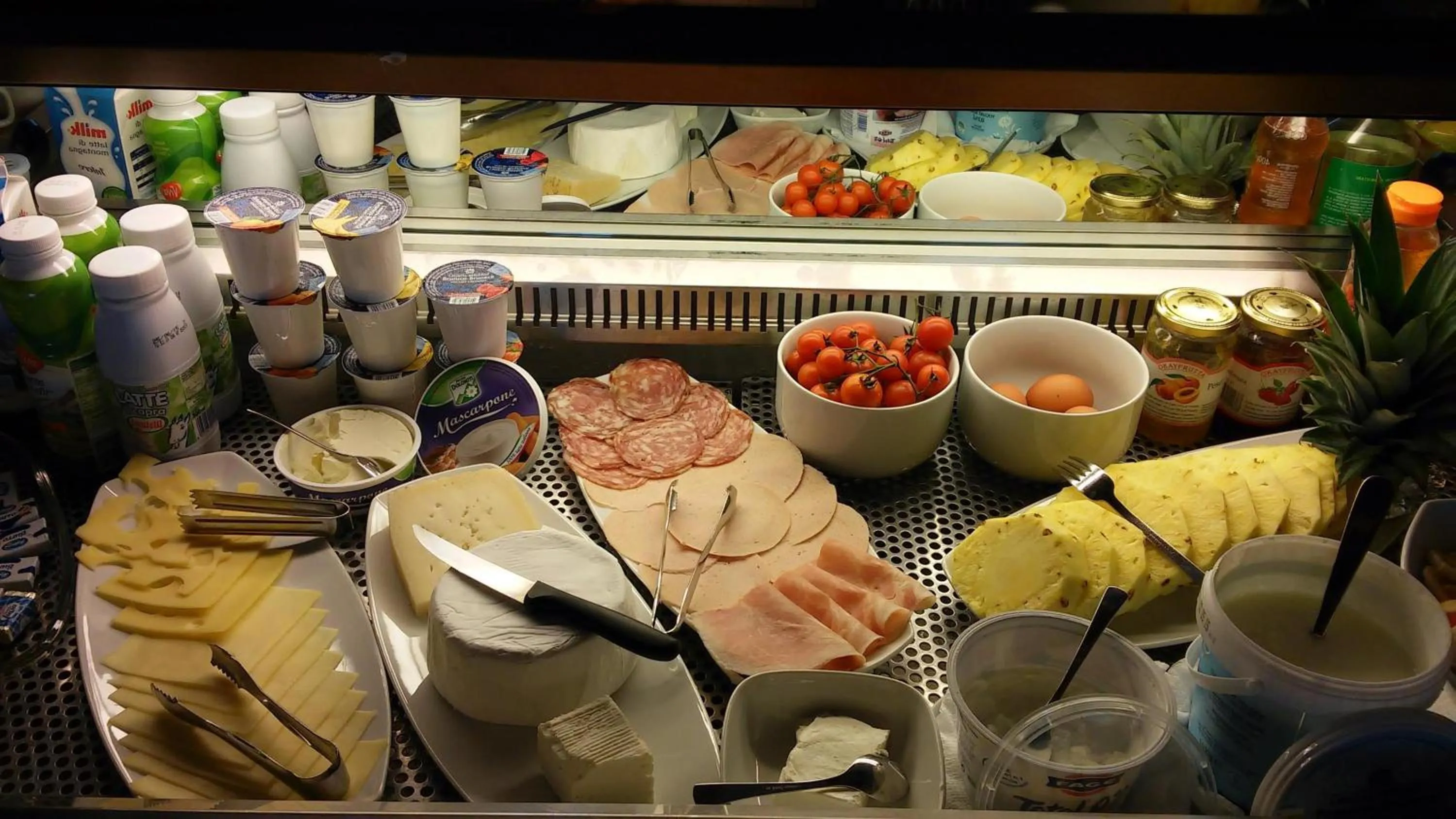 Buffet breakfast in Relais Corte Pontigliardo