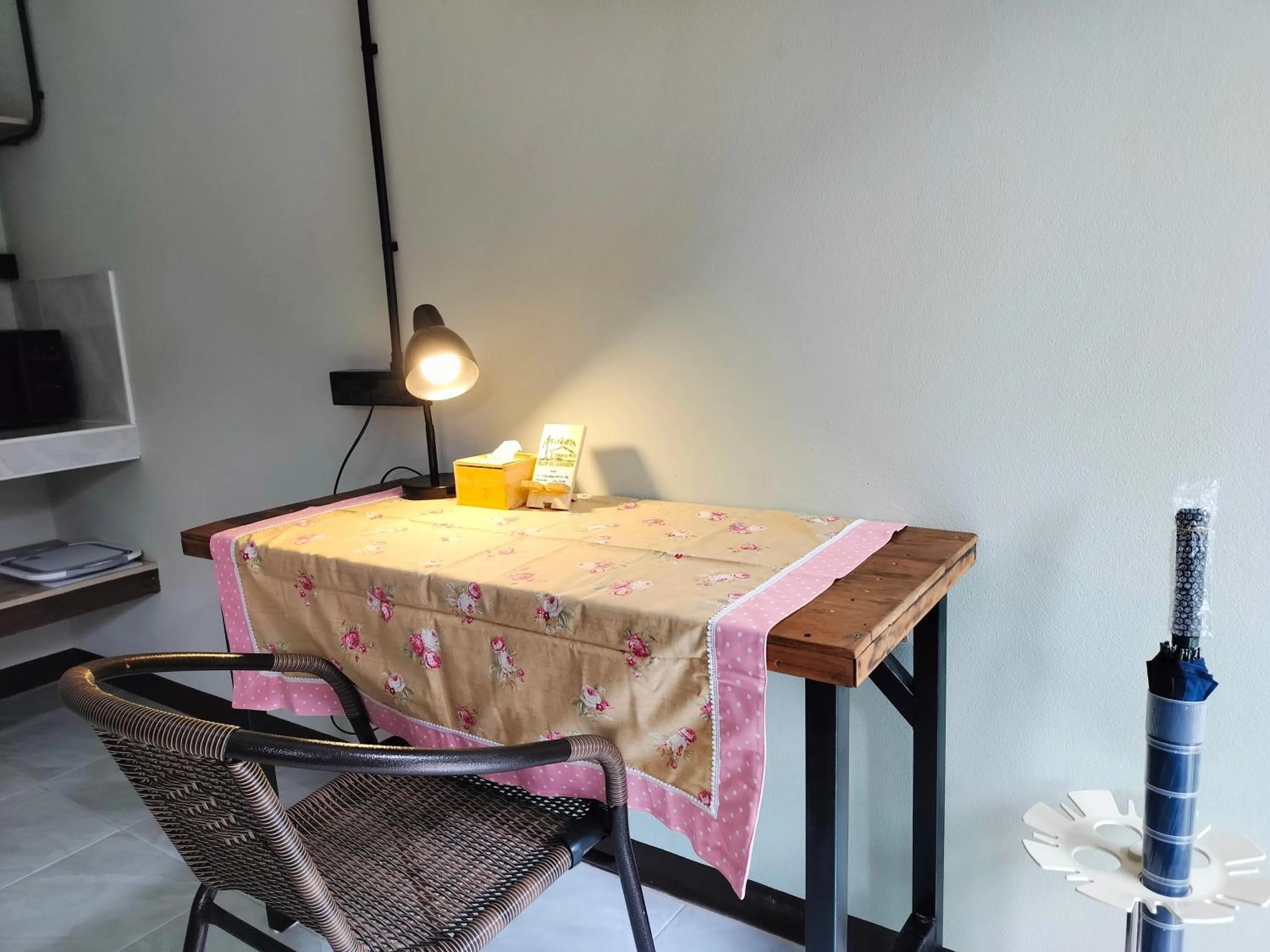 Seating area in Oldy De Garden