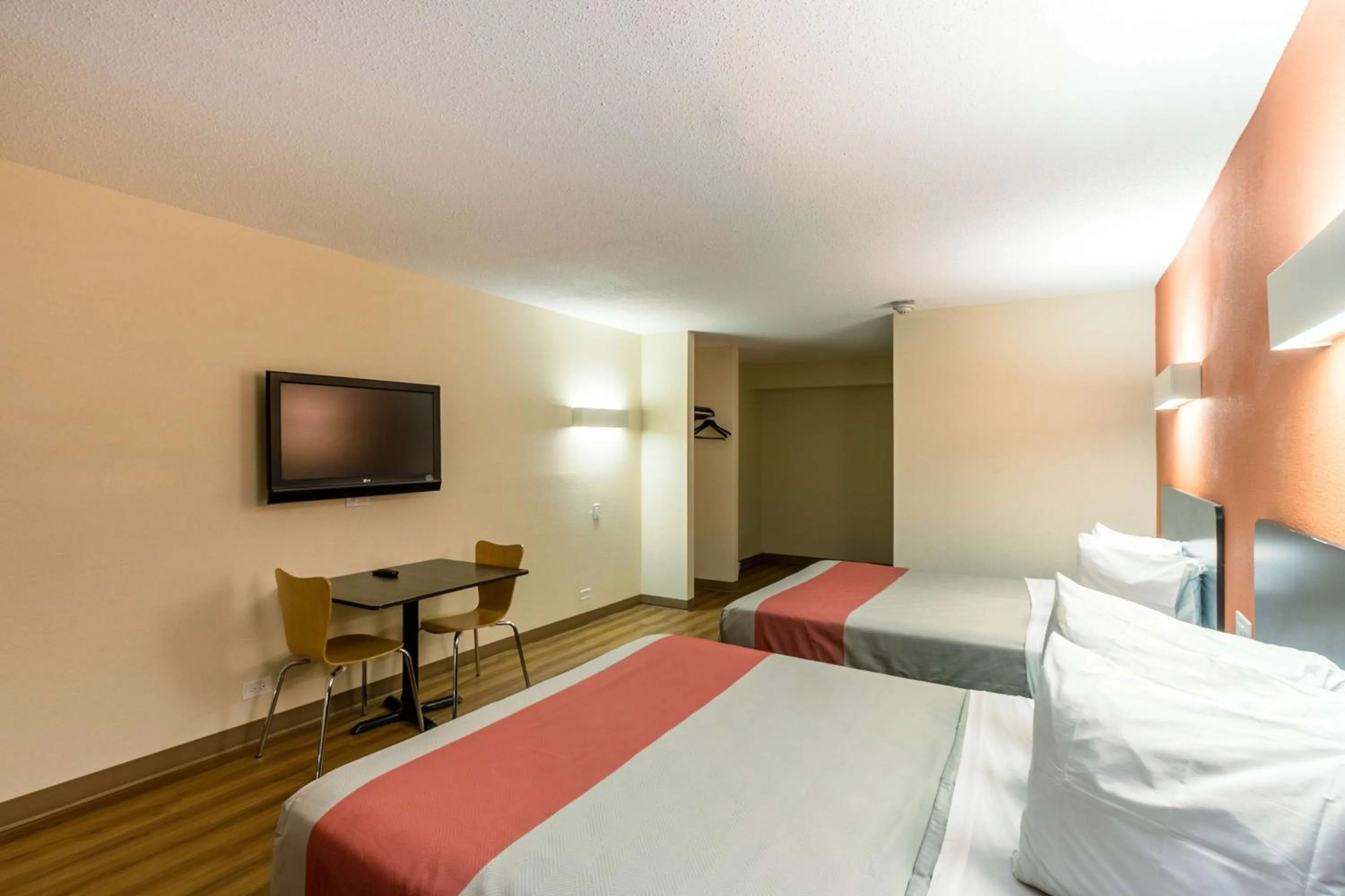 TV and multimedia, Bed in Motel 6 New Brunswick