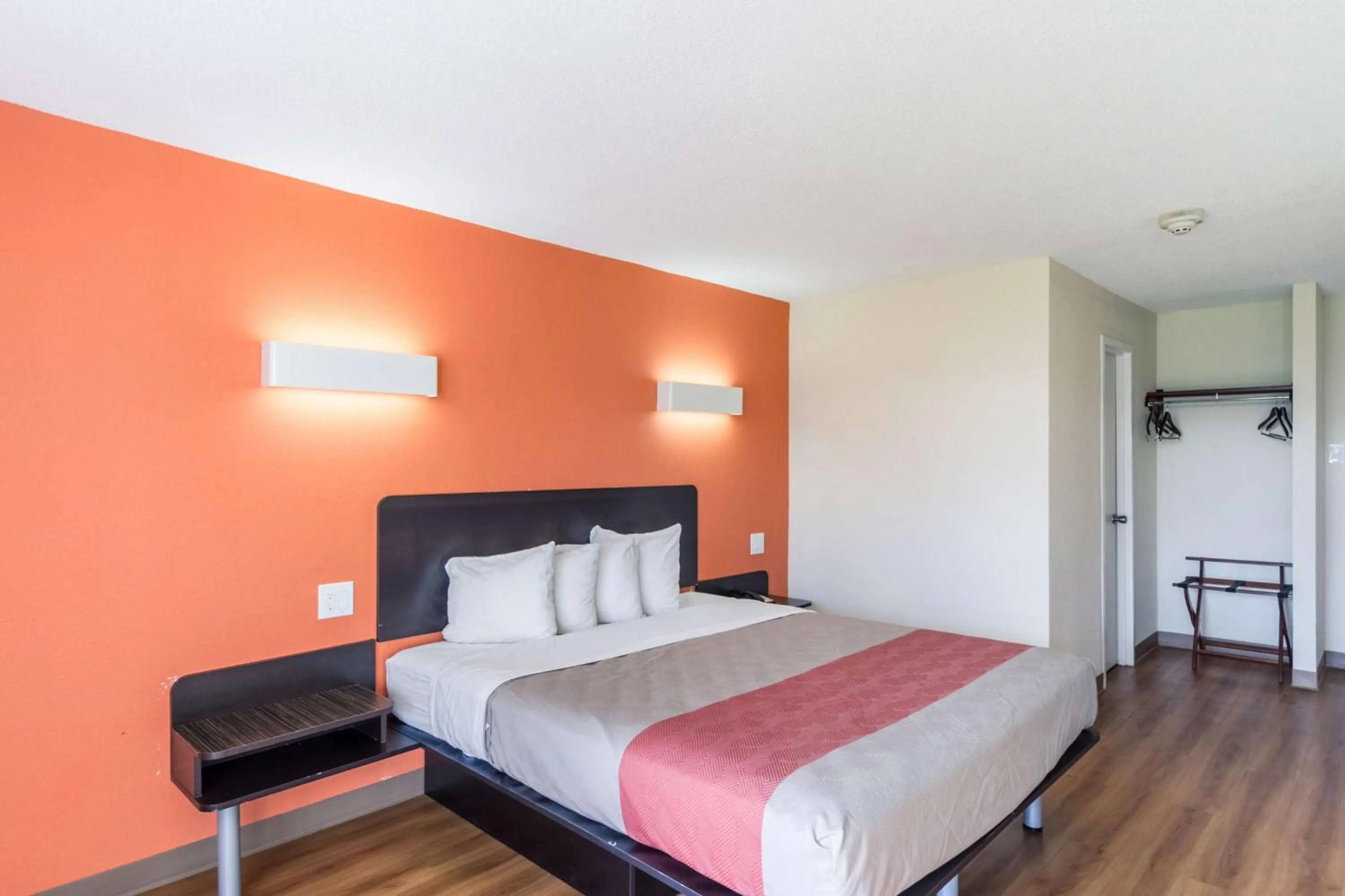 Photo of the whole room, Bed in Motel 6 New Brunswick