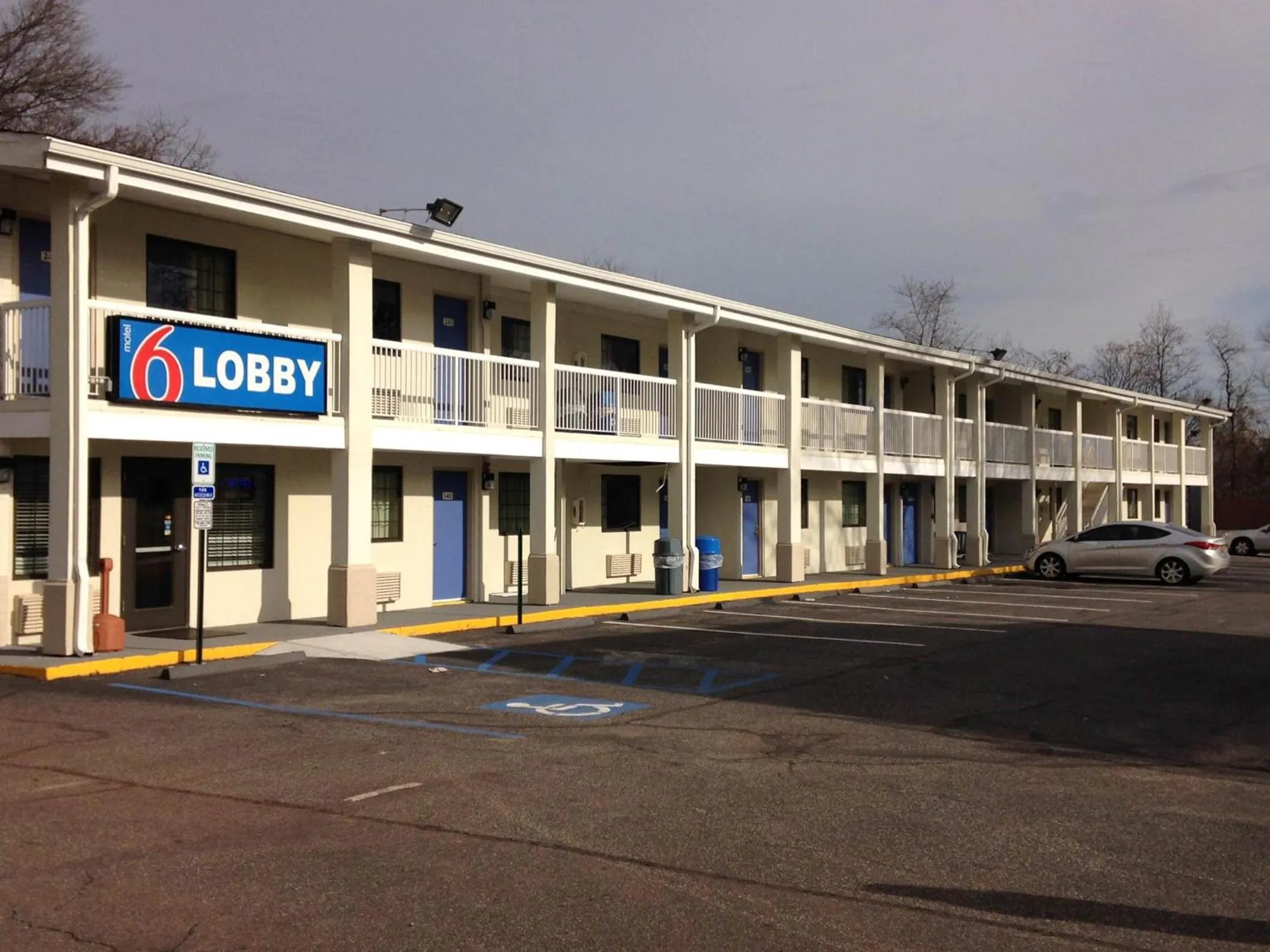 Facade/entrance in Motel 6 New Brunswick