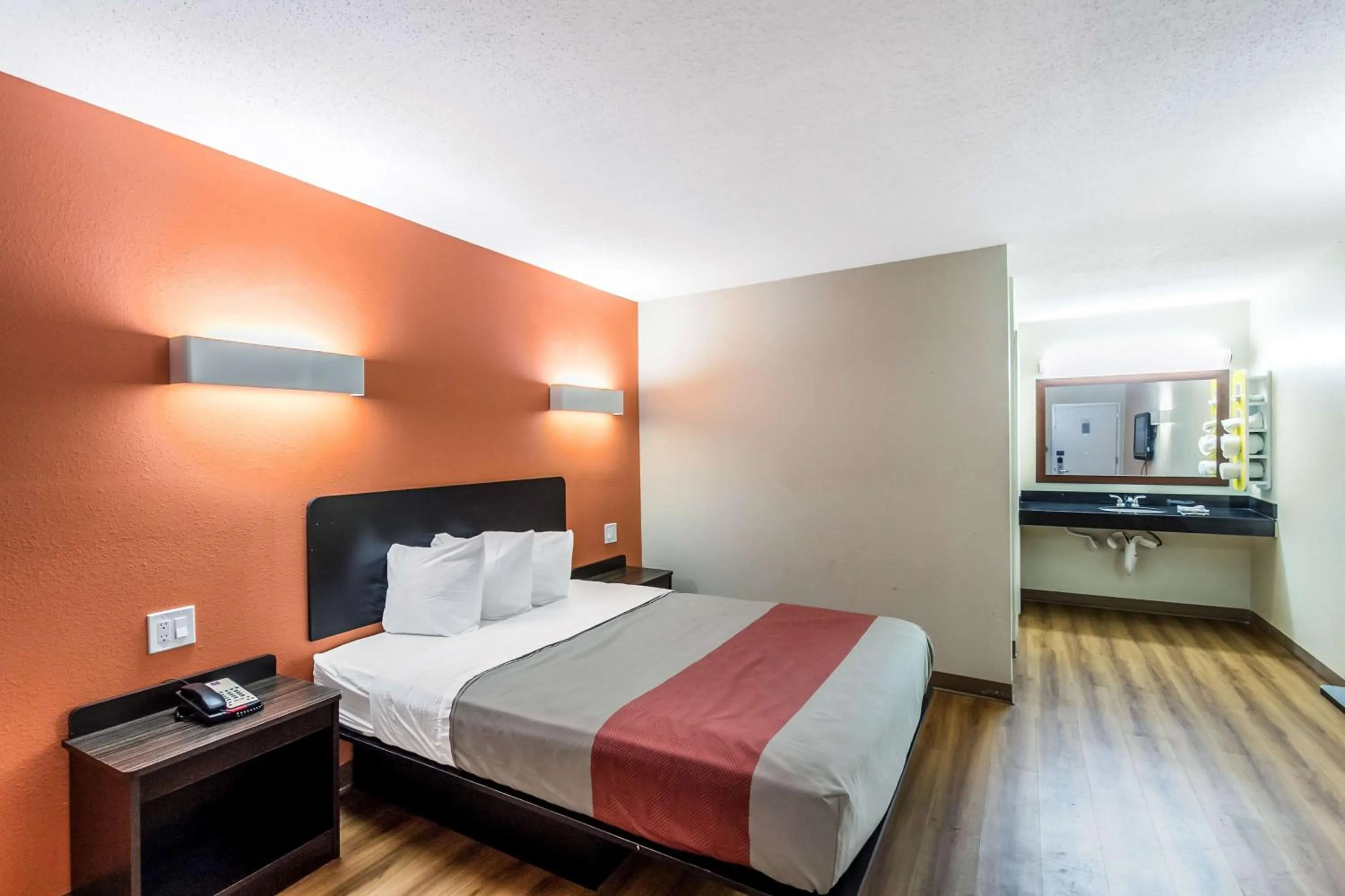 Photo of the whole room, Bed in Motel 6 New Brunswick