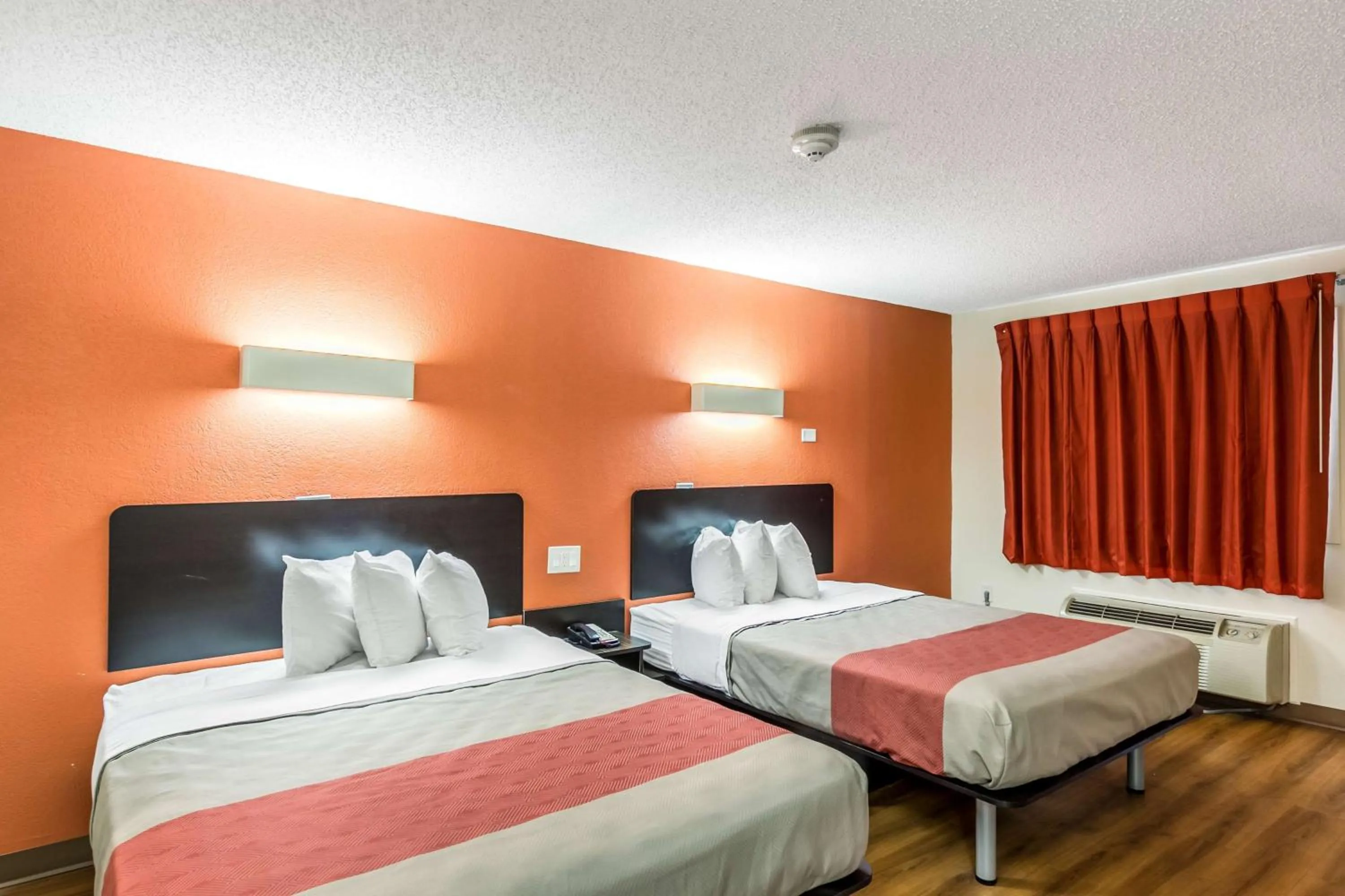 Photo of the whole room, Bed in Motel 6 New Brunswick