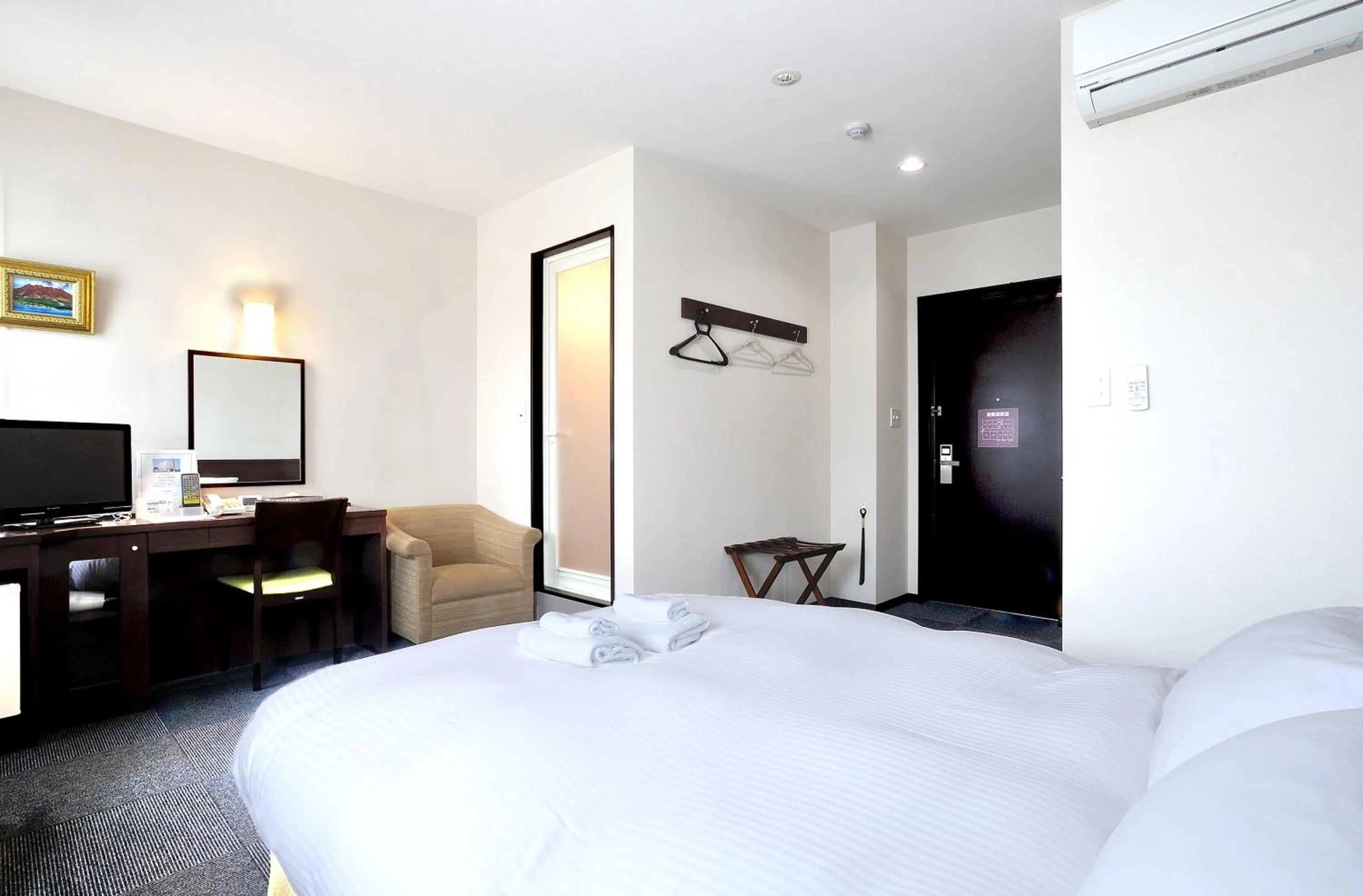 Photo of the whole room, Bed in Sunstay Kaseda