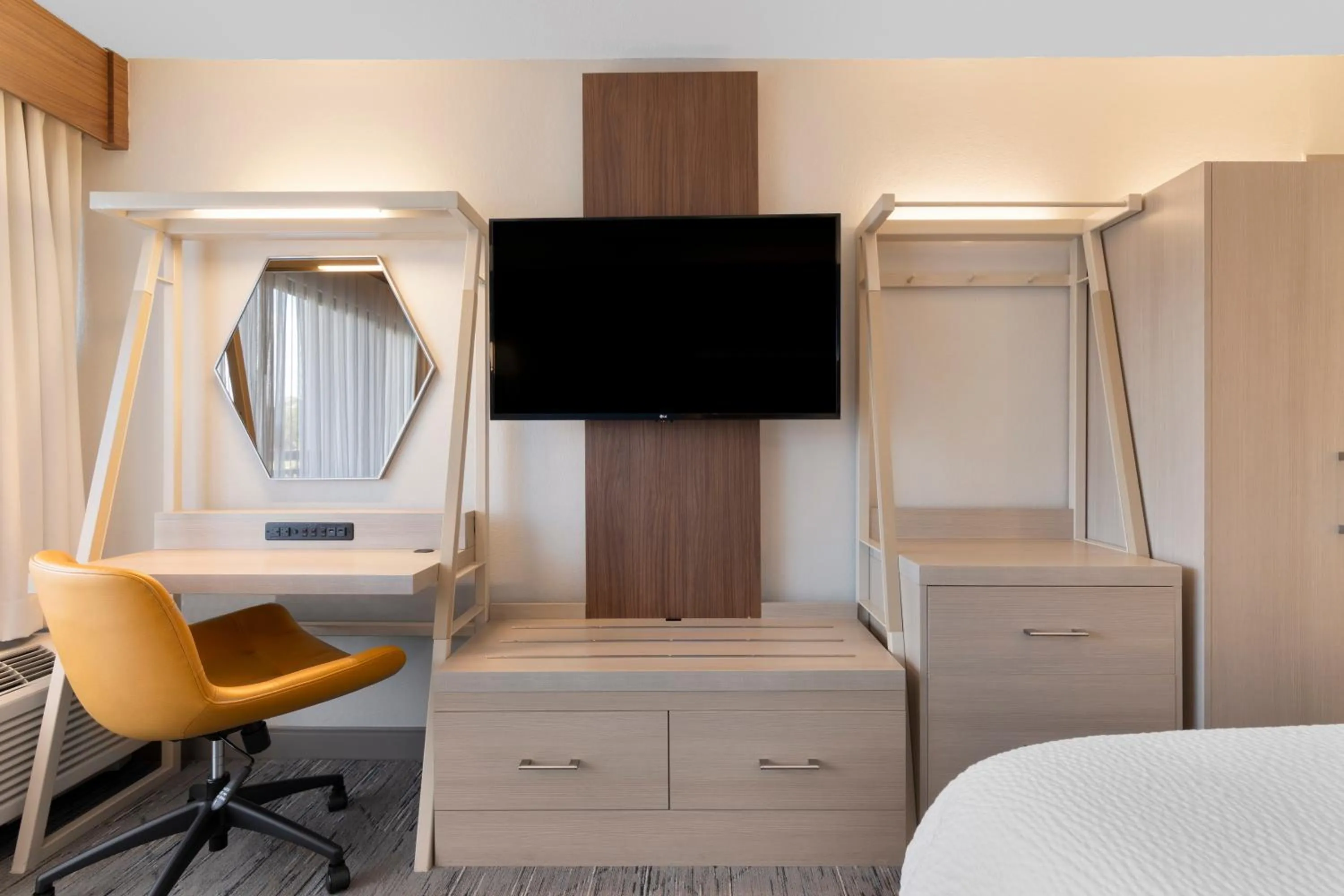 TV and multimedia in Holiday Inn Express Hilton Head Island by IHG