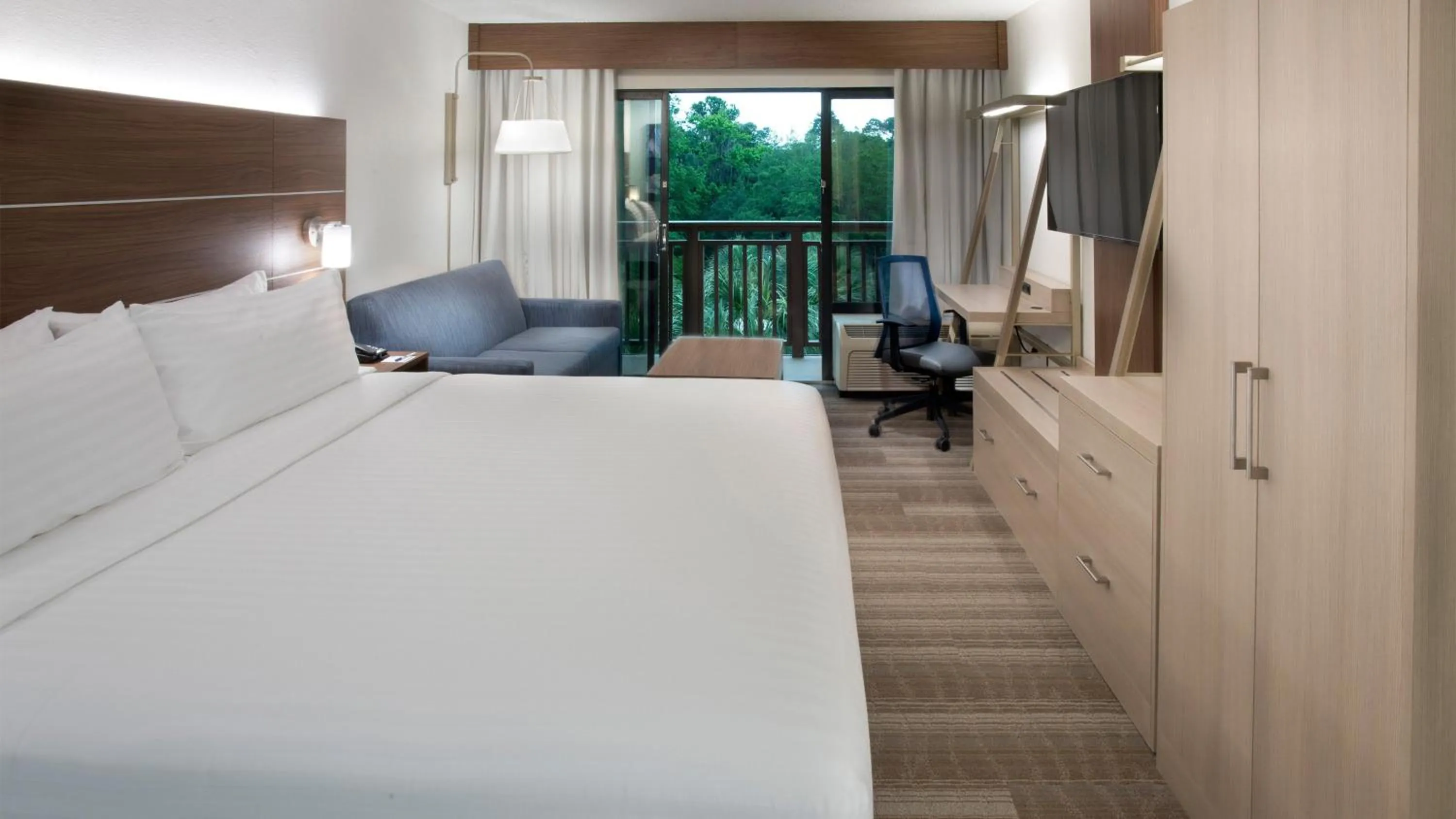 Photo of the whole room, Bed in Holiday Inn Express Hilton Head Island by IHG