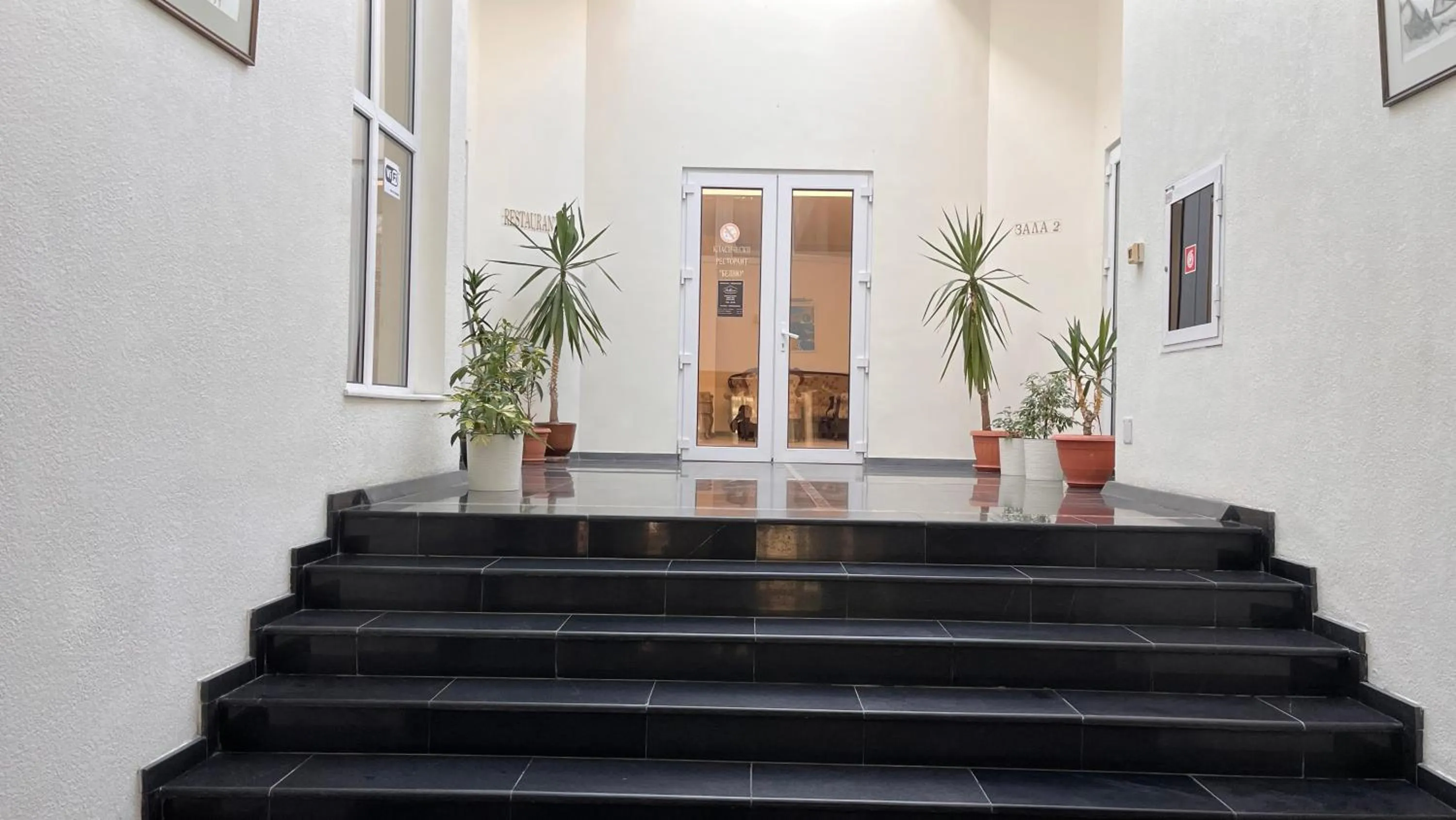 Restaurant/places to eat in Park hotel Bellevue