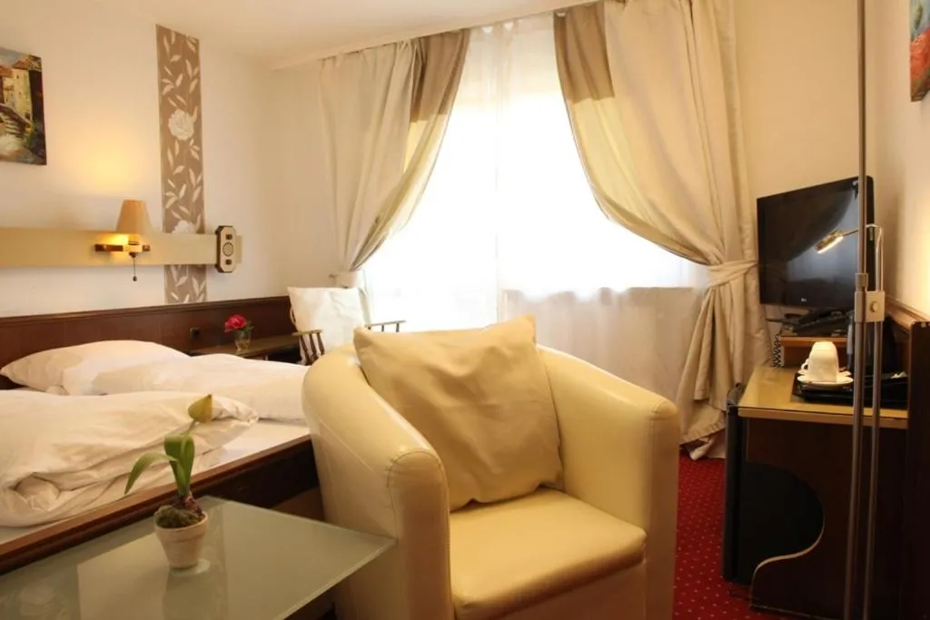 Classic Double Room with Balcony in Kurhotel Würdinger Hof