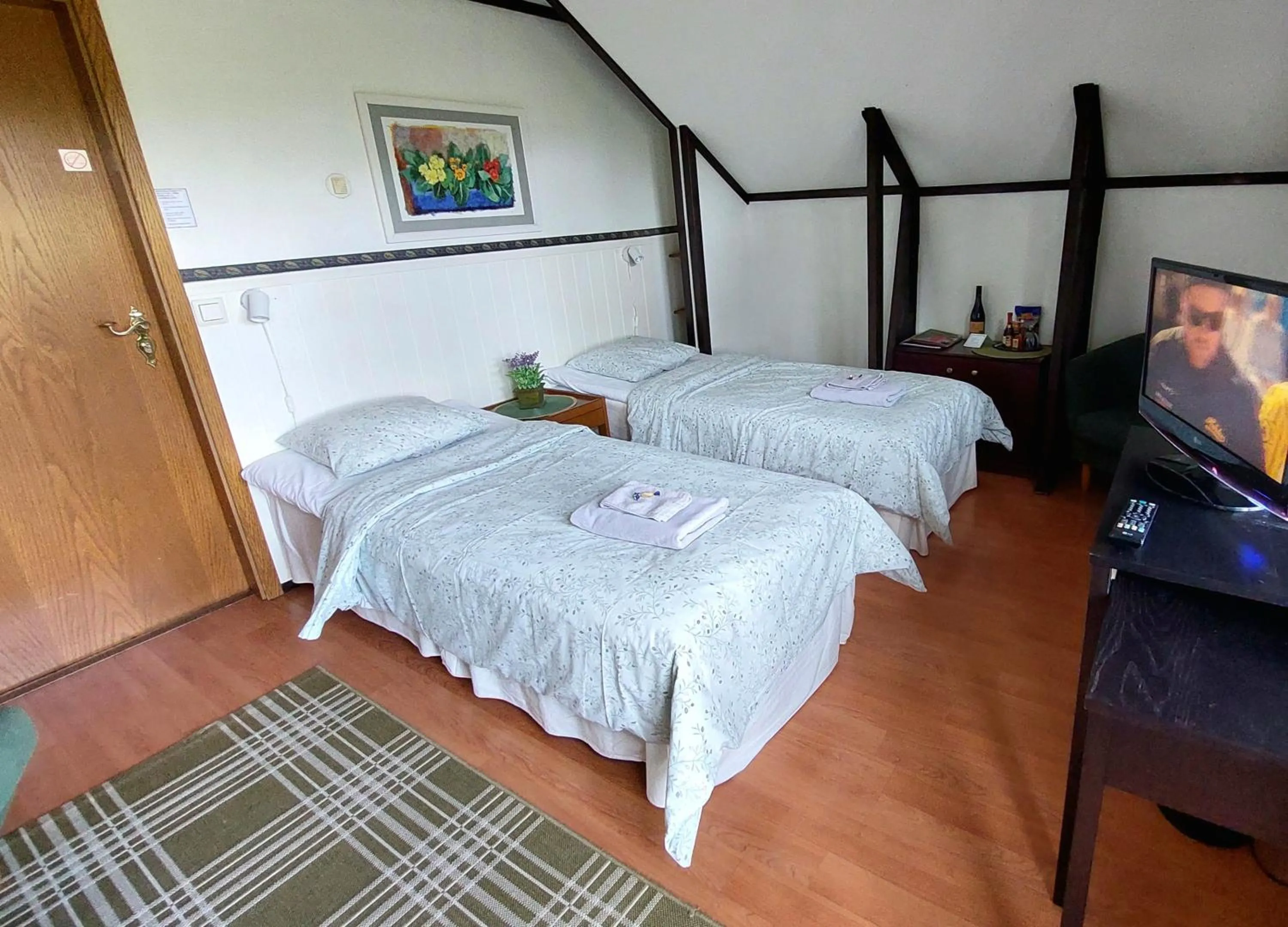 Balcony/Terrace, Bed in Cronin's Guesthouse Bed & Breakfast